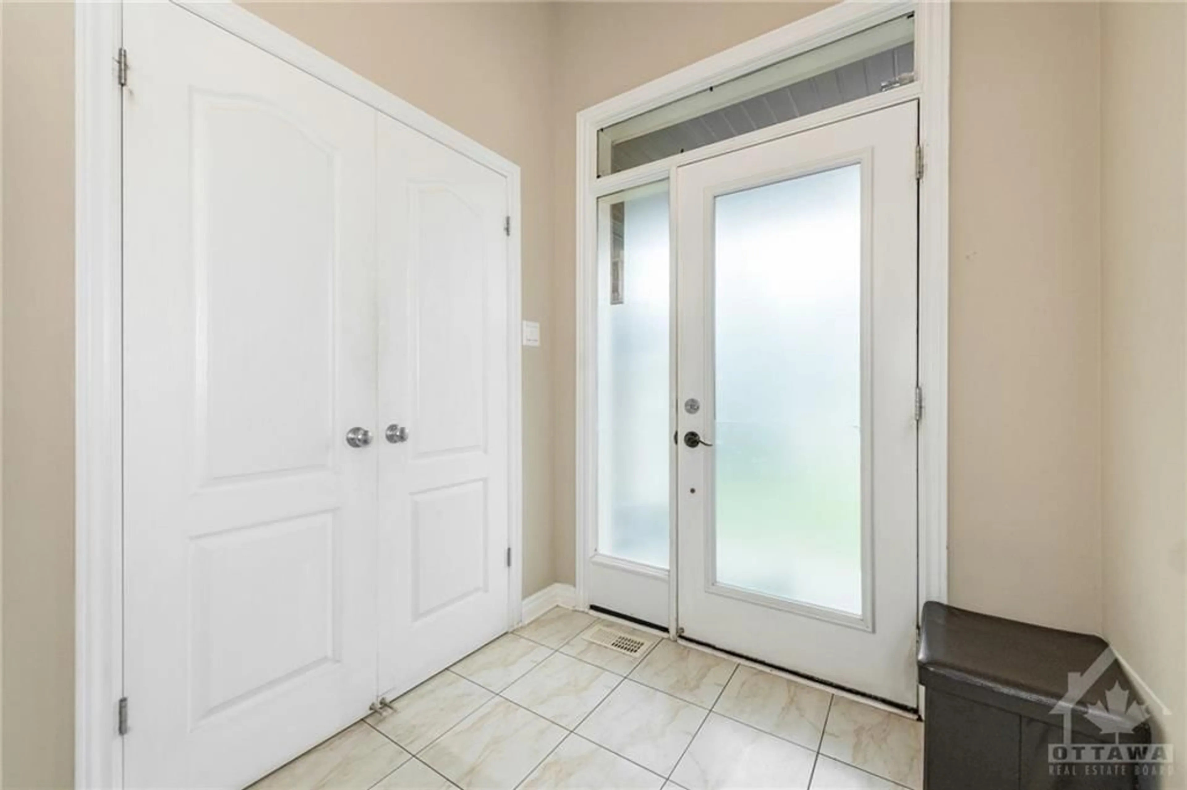 Indoor entryway for 102 POPPLEWELL Cres, Ottawa Ontario K2J 5R3