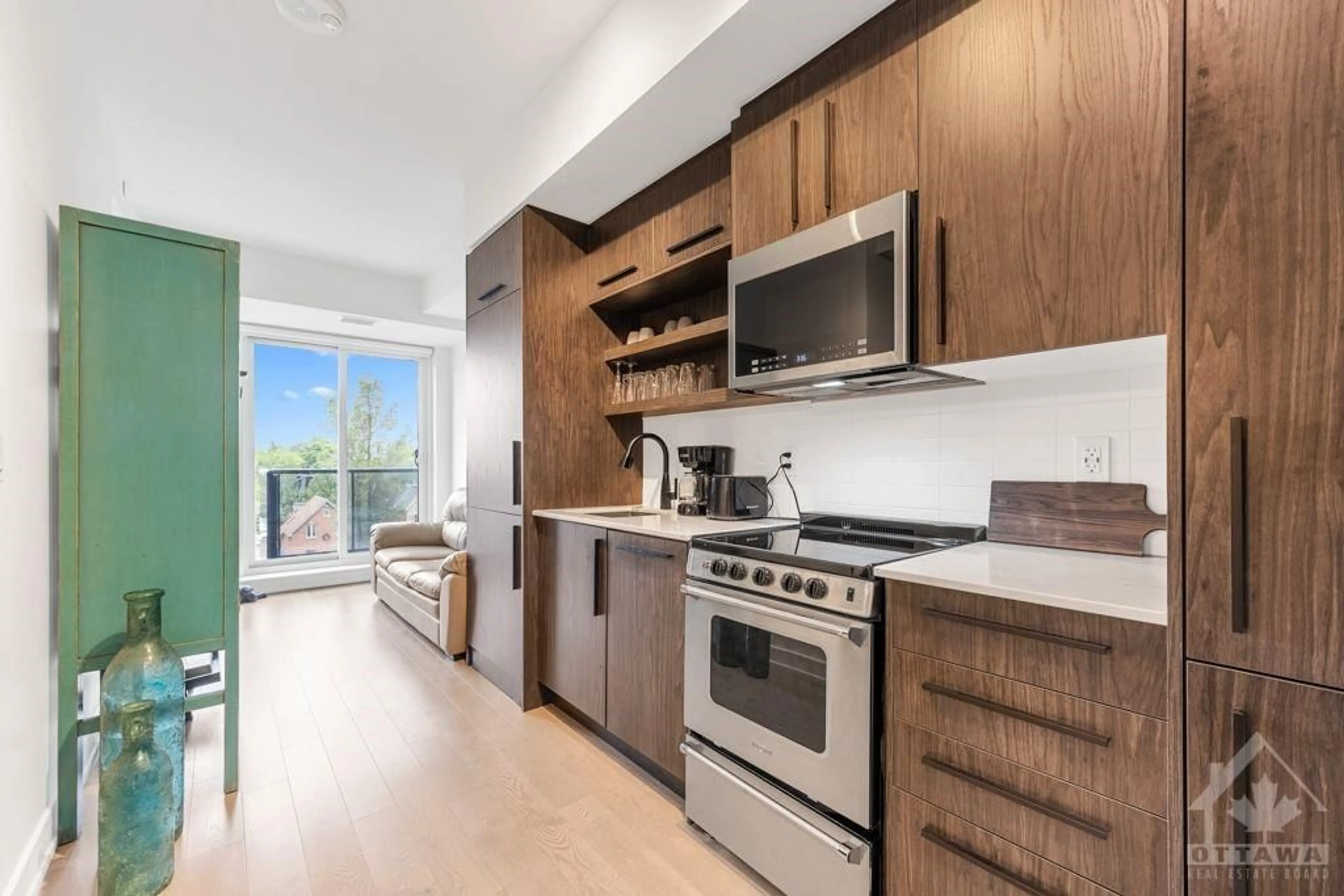 Standard kitchen, wood floors for 560 RIDEAU St #421, Ottawa Ontario K1N 0G3