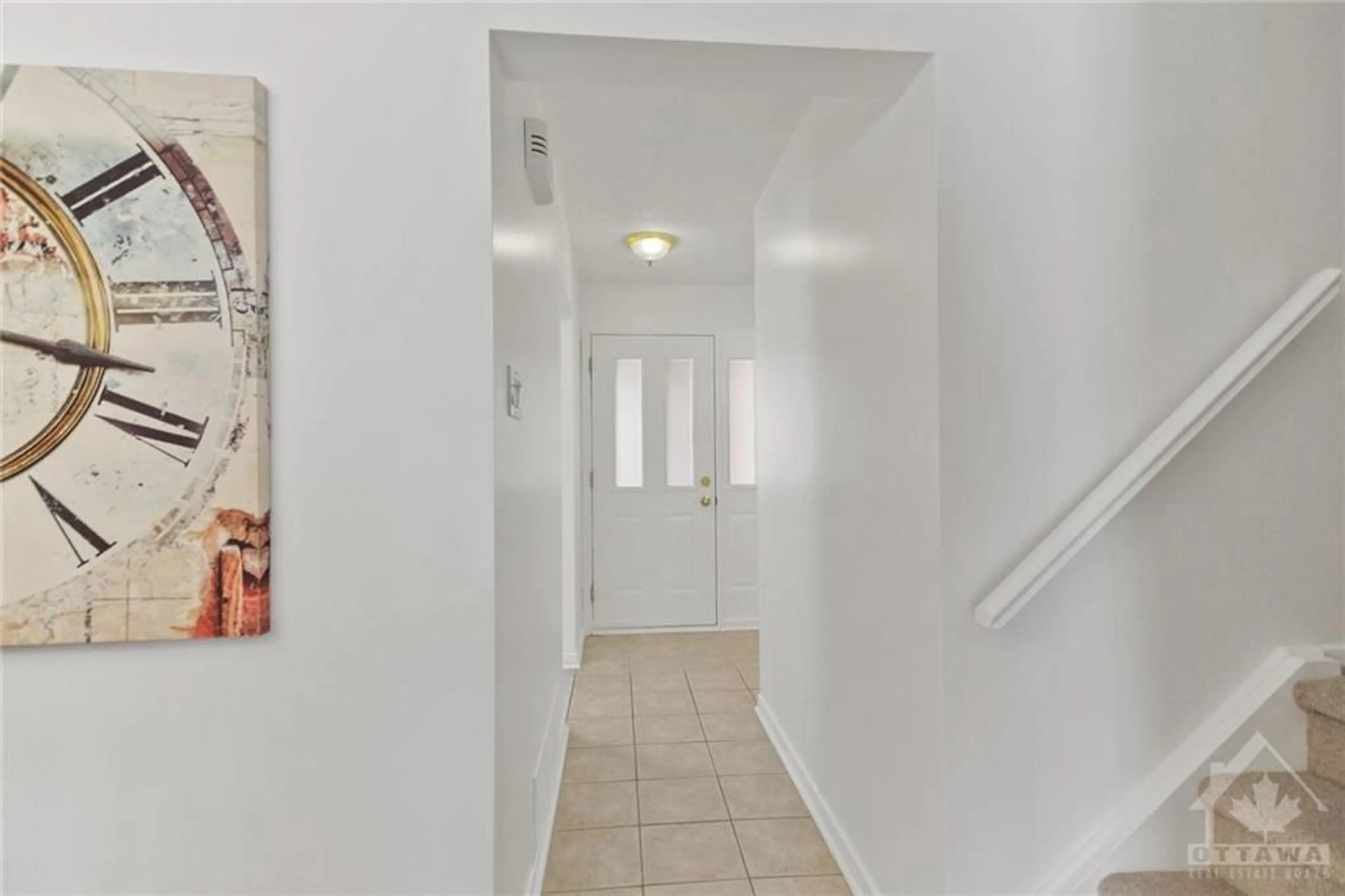 Indoor foyer for 2552 SOUTHVALE Cres, Ottawa Ontario K1B 5B4