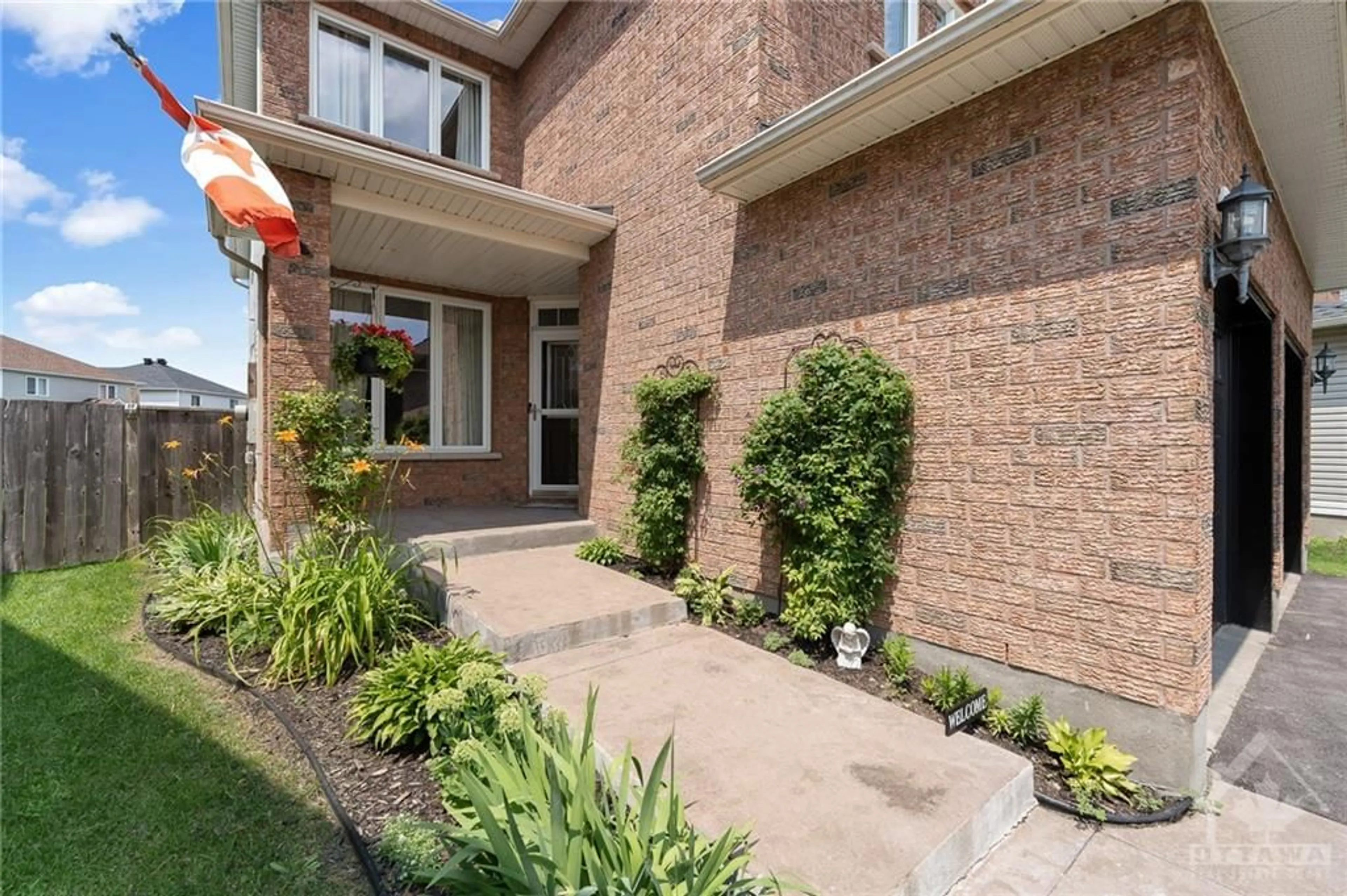 Home with brick exterior material for 15 KNOWLTON Dr, Ottawa Ontario K2G 6P1