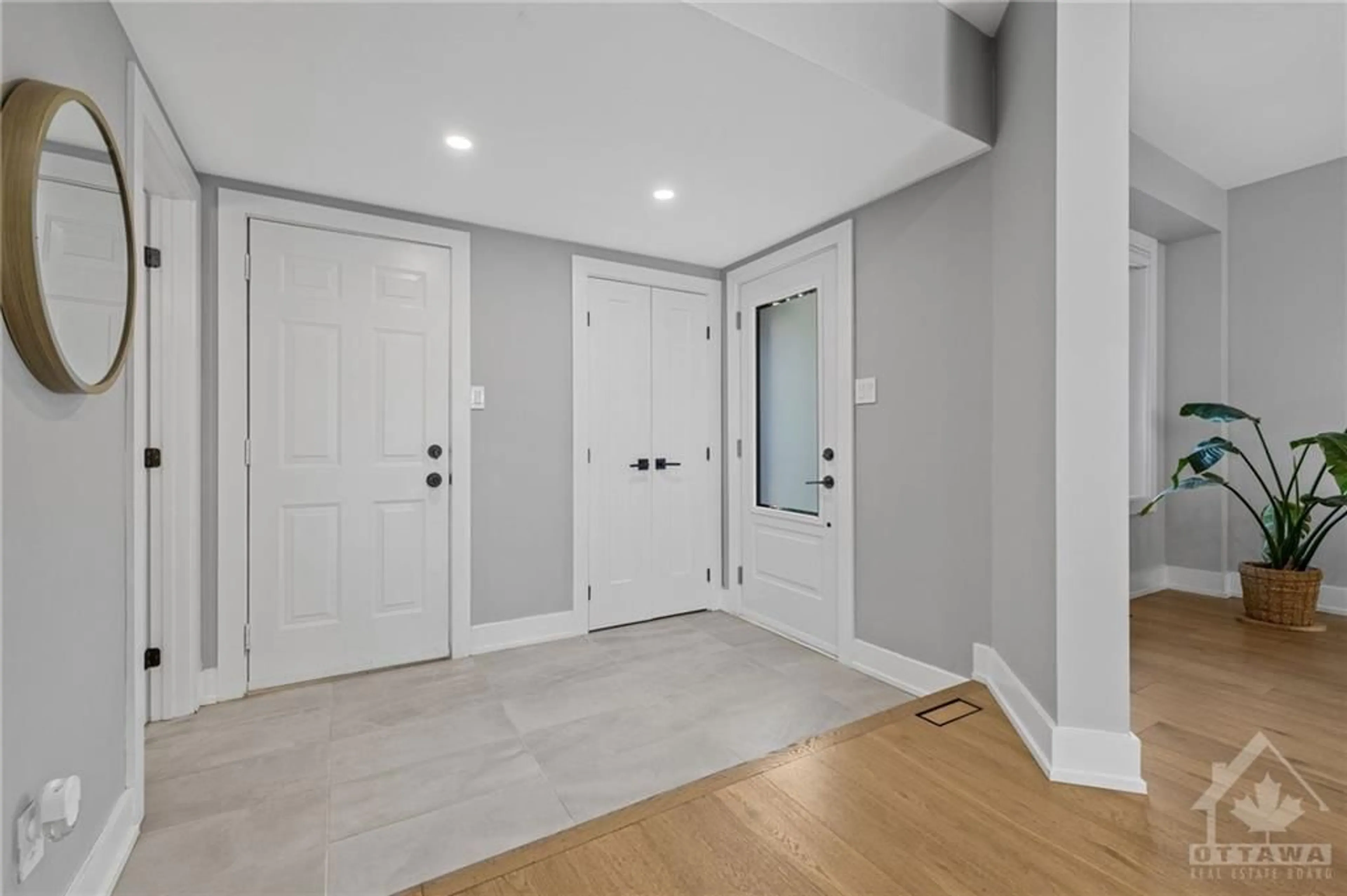 Indoor entryway for 32 WHITESTONE Dr, Ottawa Ontario K2C 4A9