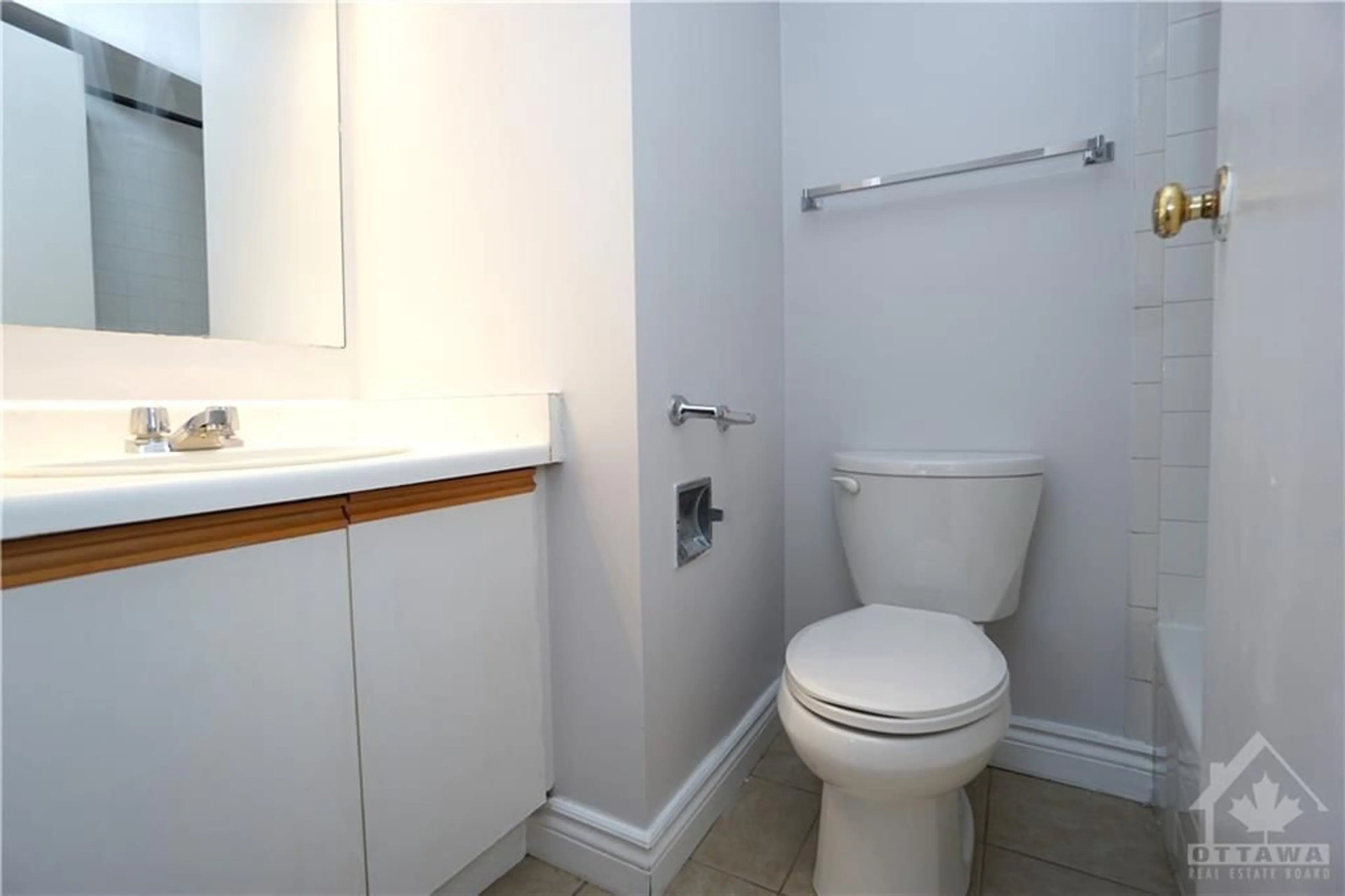 Standard bathroom for 154 NELSON St #201, Ottawa Ontario K1N 7R5