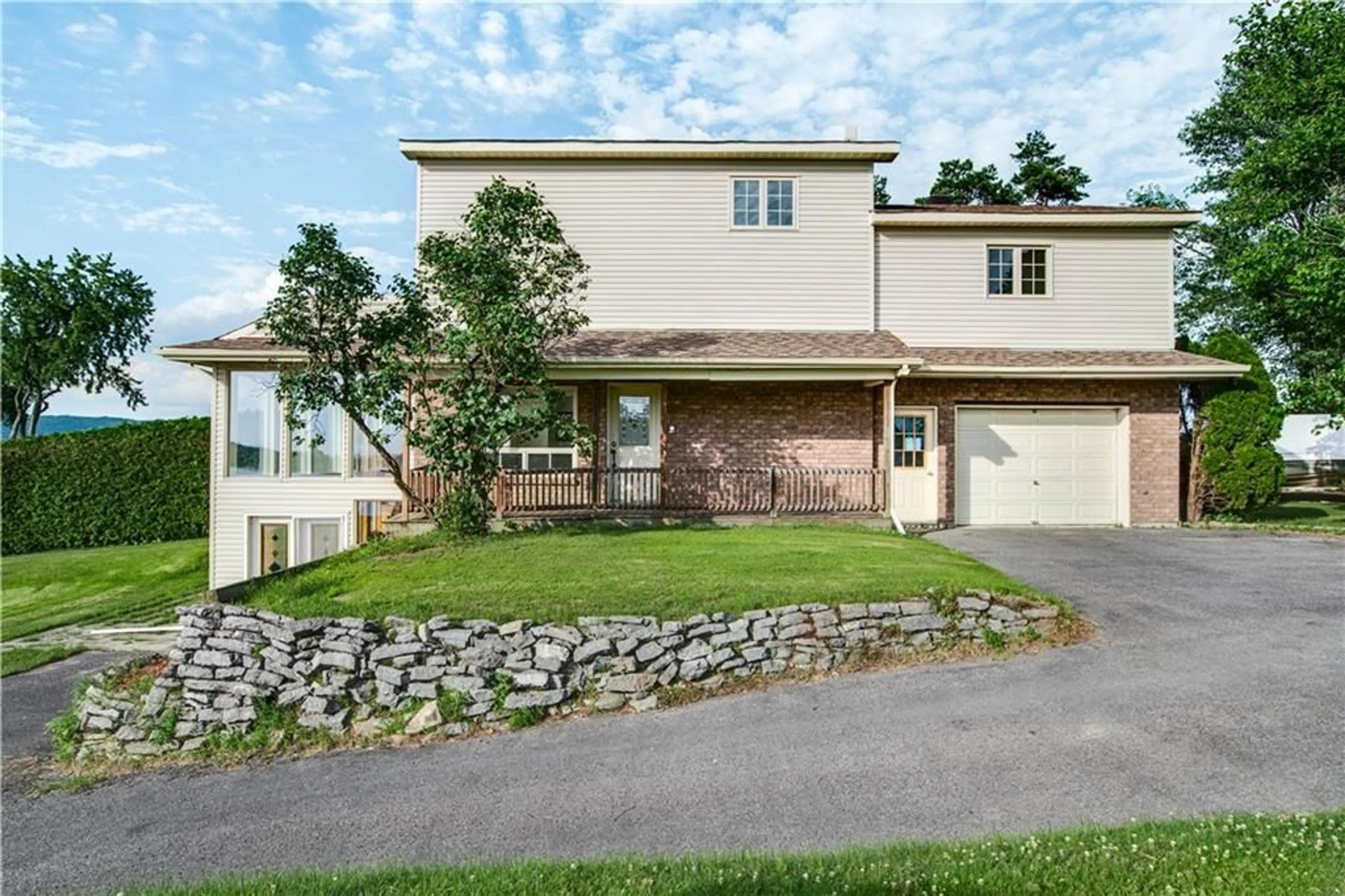 Frontside or backside of a home for 2774 BAY Rd, L'Orignal Ontario K0B 1K0