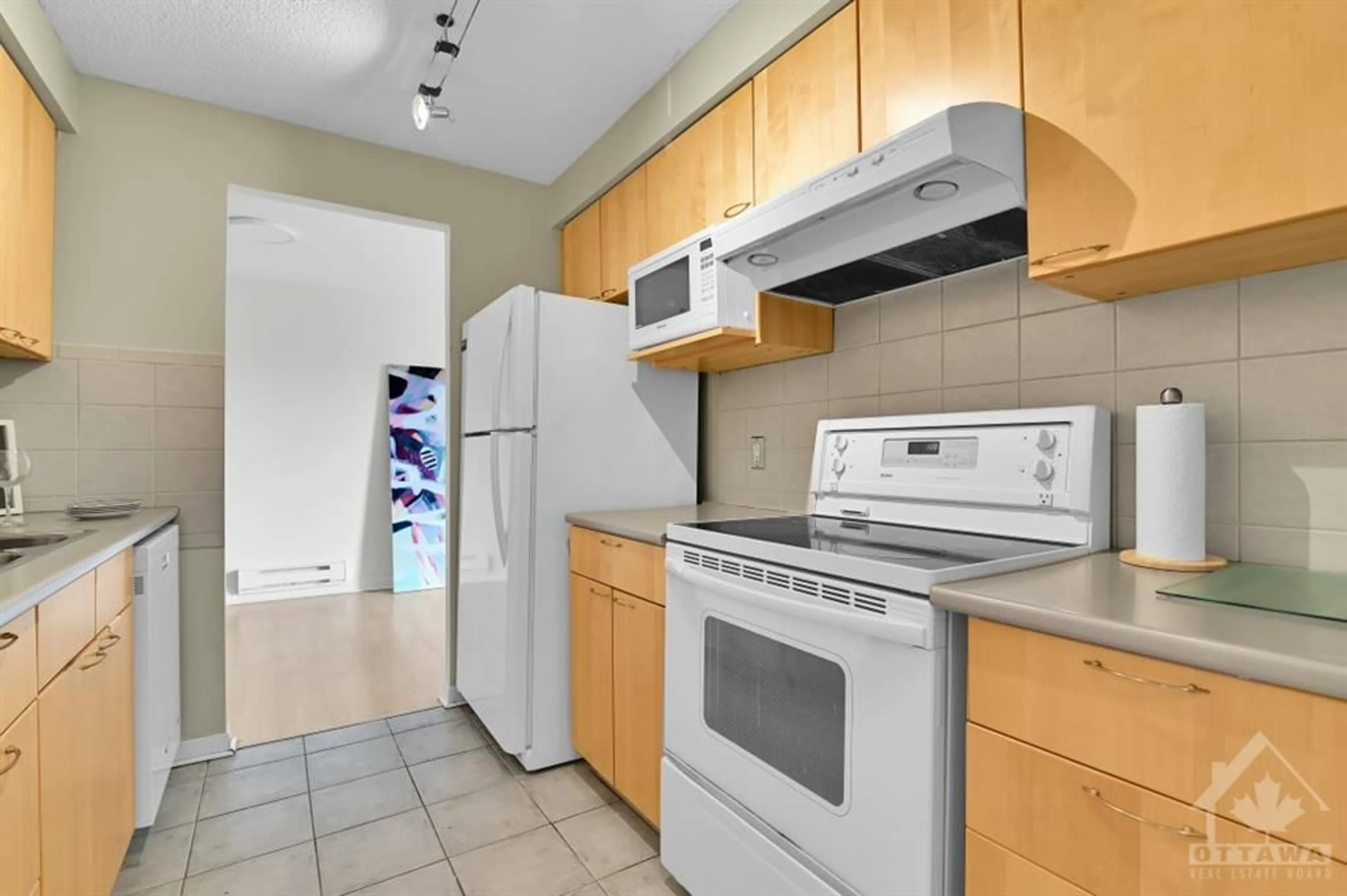 Standard kitchen for 470 LAURIER Ave #303, Ottawa Ontario K1R 7W9