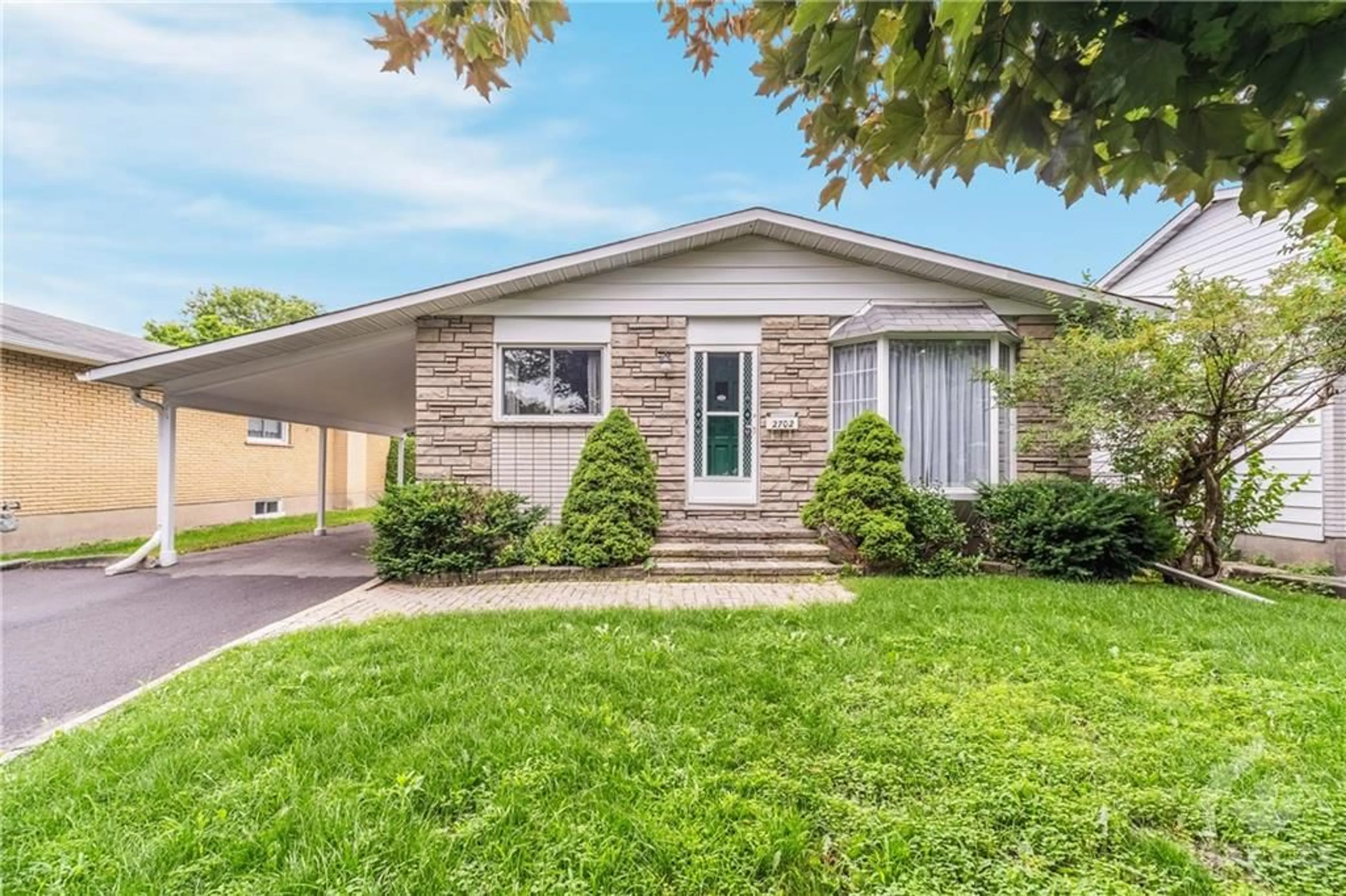 Frontside or backside of a home for 2702 TRAVERSE Dr, Ottawa Ontario K1V 8B1