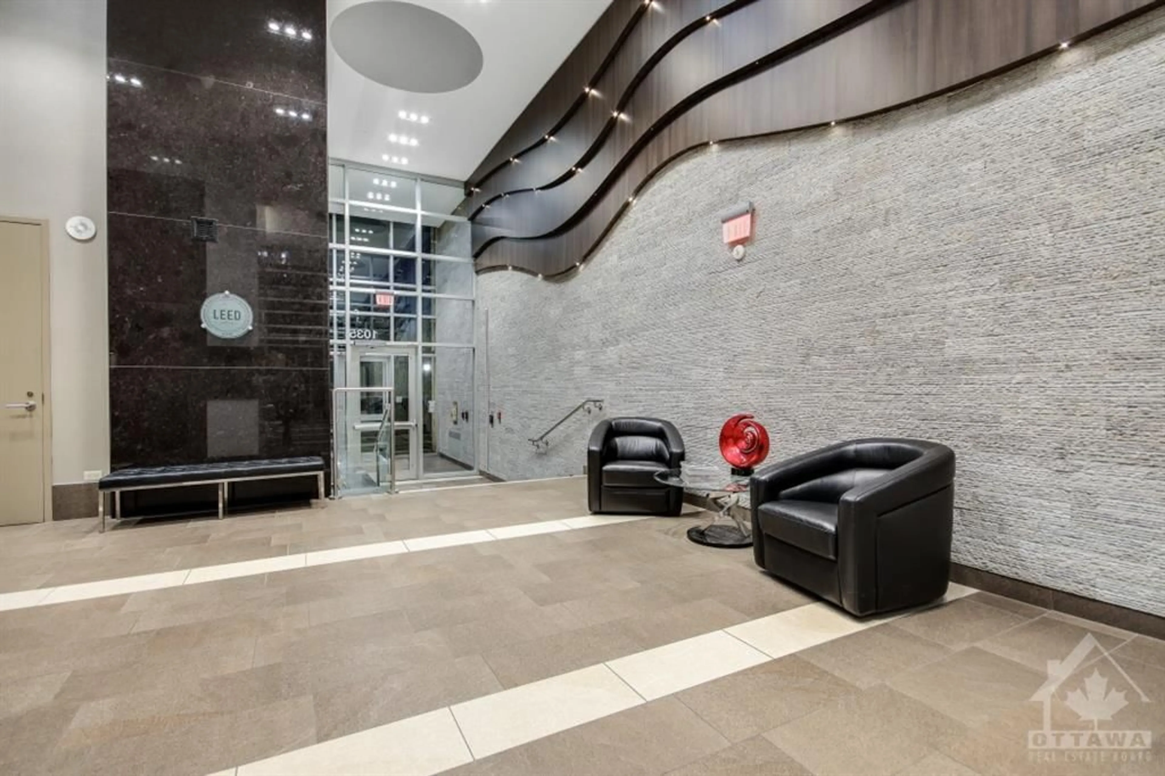 Indoor lobby, ceramic floors for 1035 BANK St #1702, Ottawa Ontario K1S 5K3