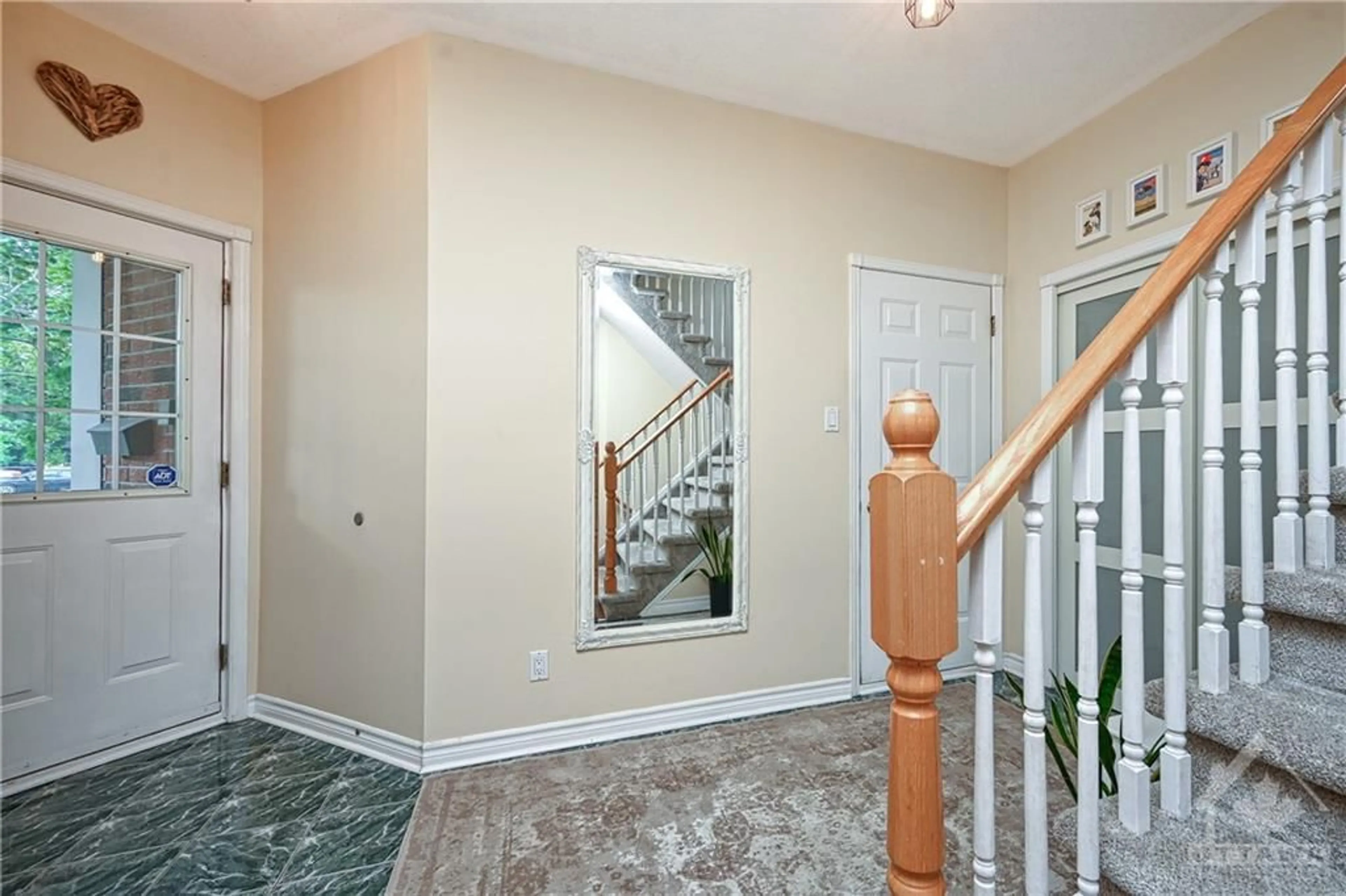 Indoor entryway for 1389 CARAVEL Cres, Orleans Ontario K1E 3X4