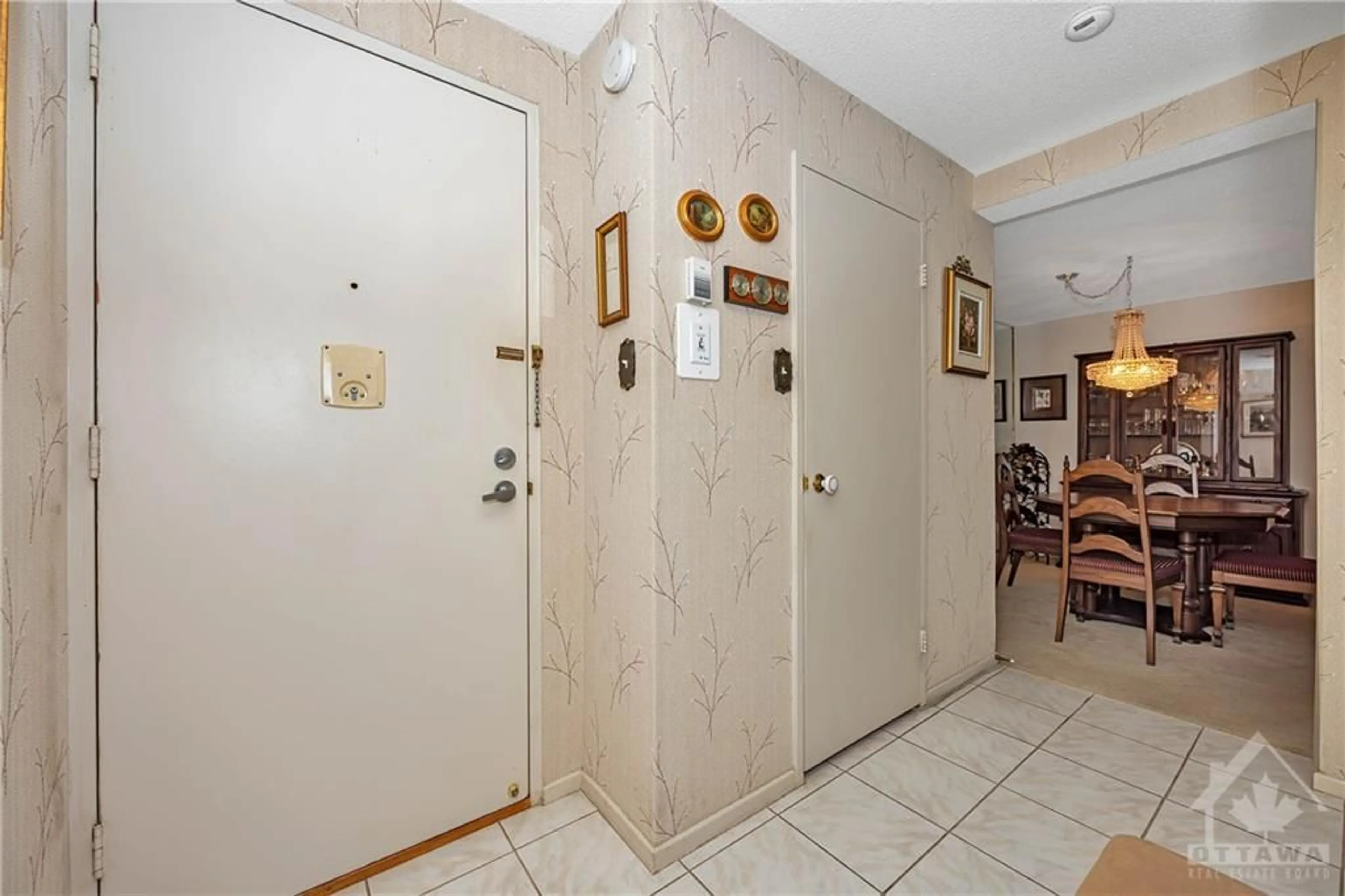 Indoor foyer for 915 ELMSMERE Rd #403, Ottawa Ontario K1G 8H8