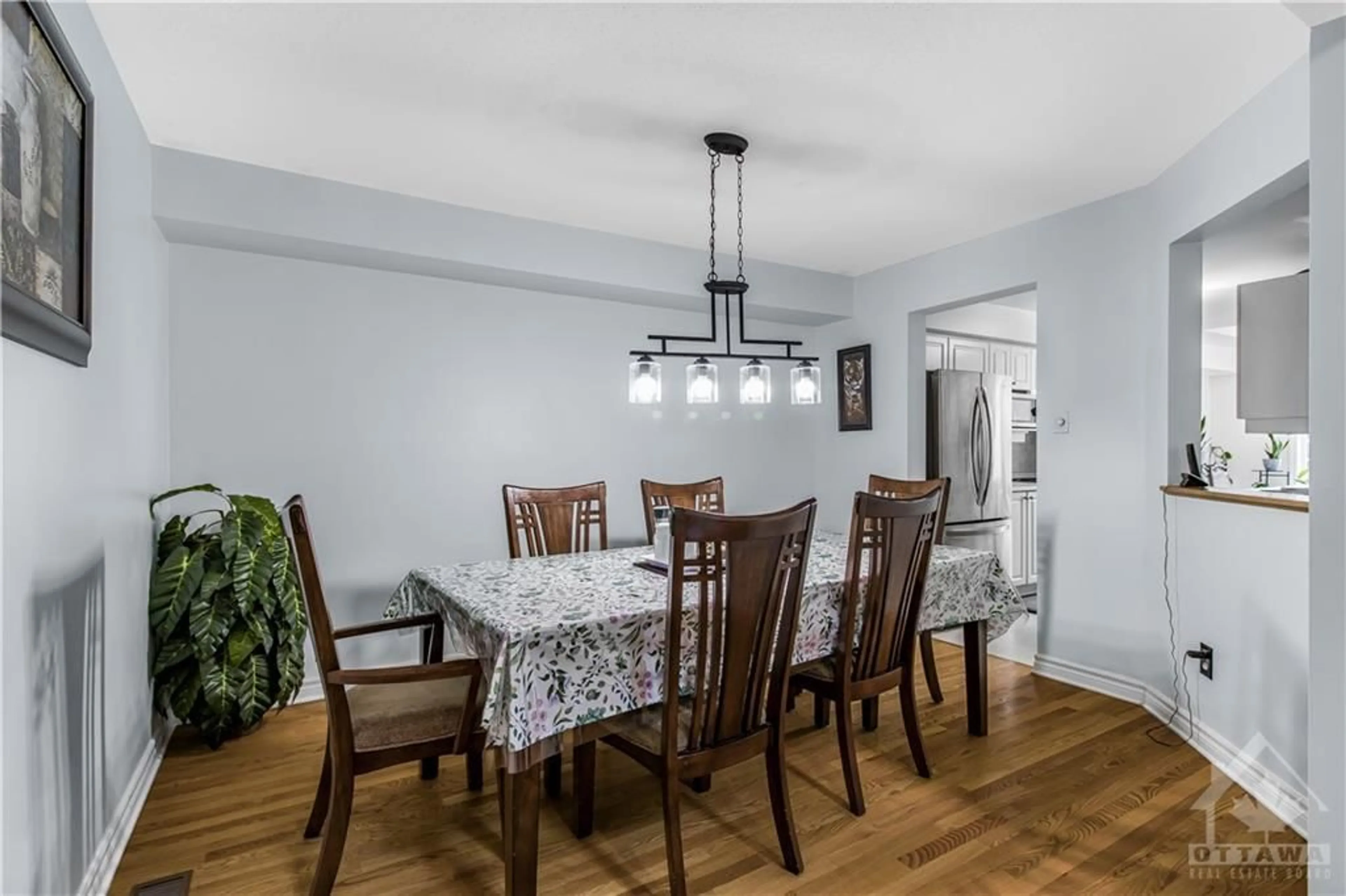 Dining room for 514 DEVONWOOD Cir, Ottawa Ontario K1T 4E4