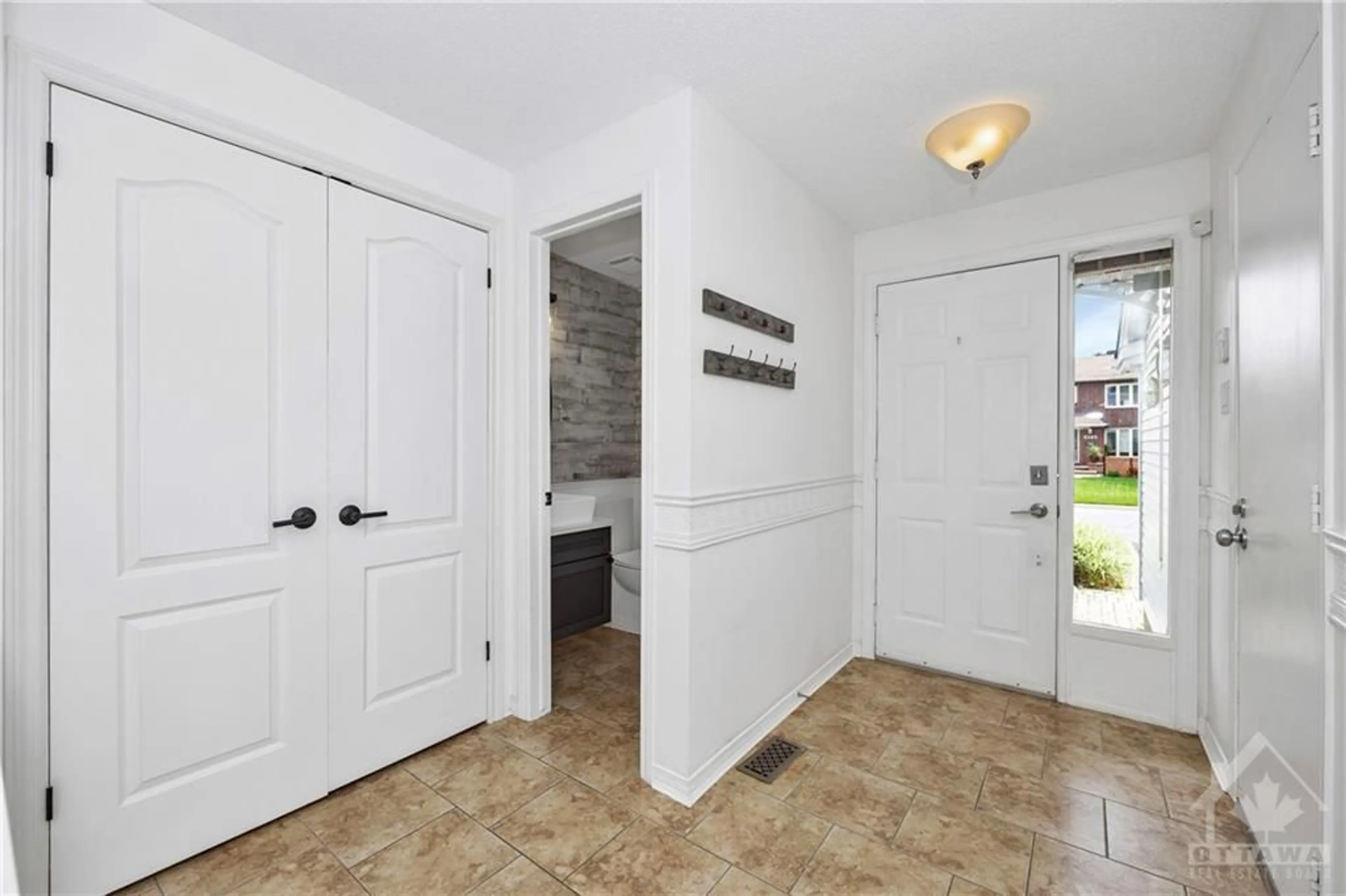Indoor entryway for 2101 BOAKE St, Orleans Ontario K4A 3G2