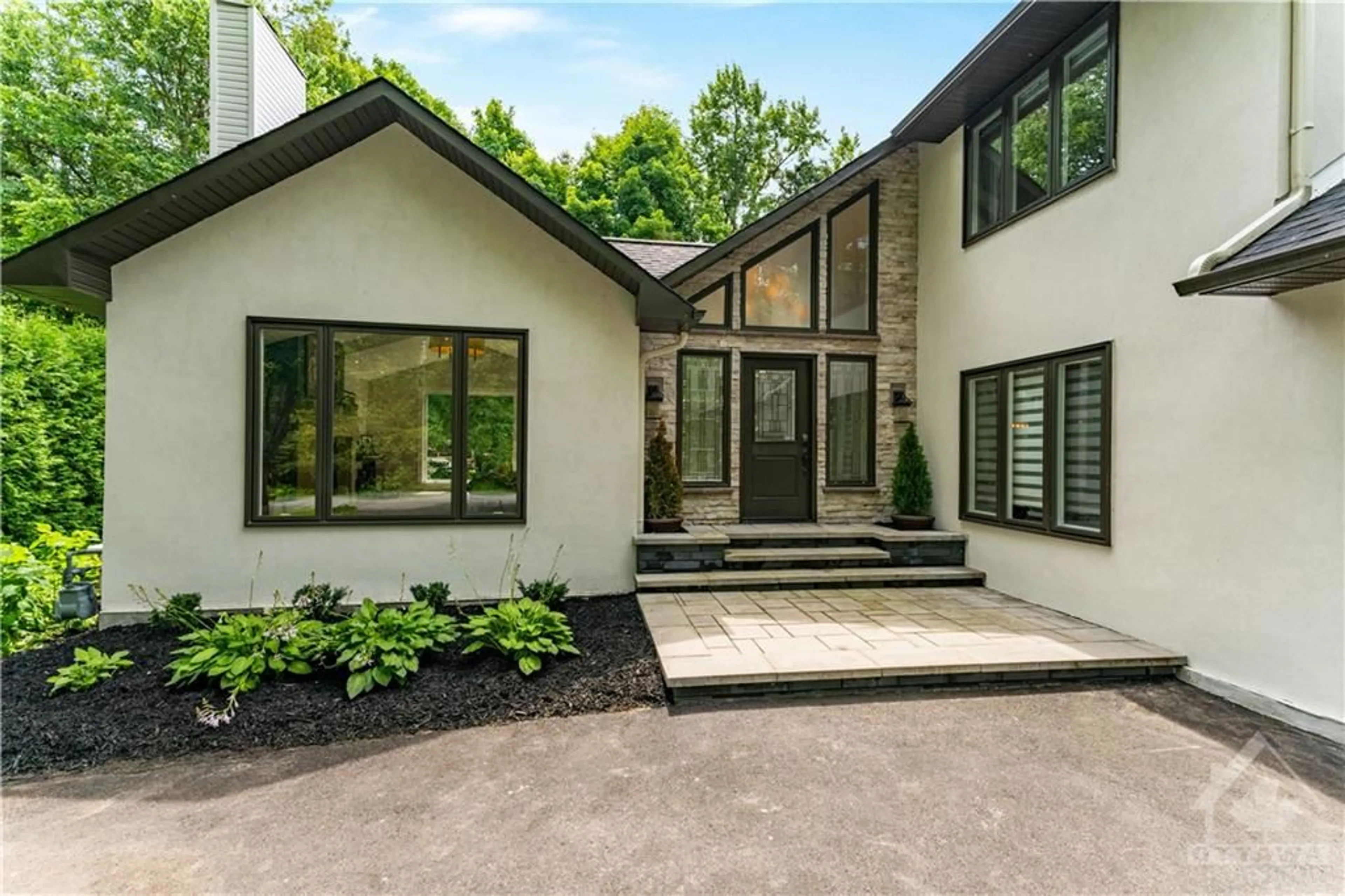 Indoor entryway for 5446 WOODEDEN Dr, Manotick Ontario K4M 1B4