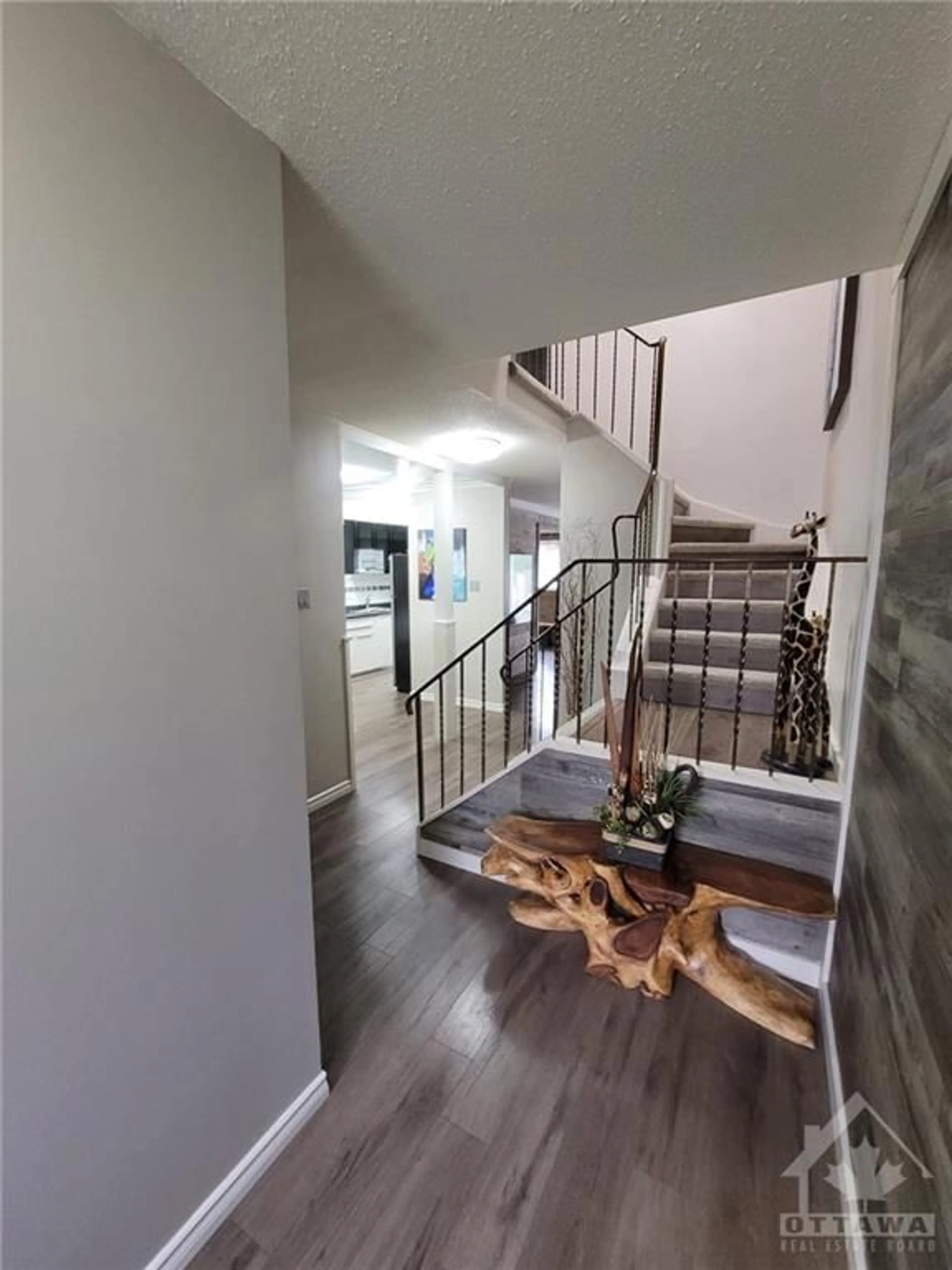 Indoor entryway for 2187 ORIENT PARK Dr #89, Ottawa Ontario K1B 4W1