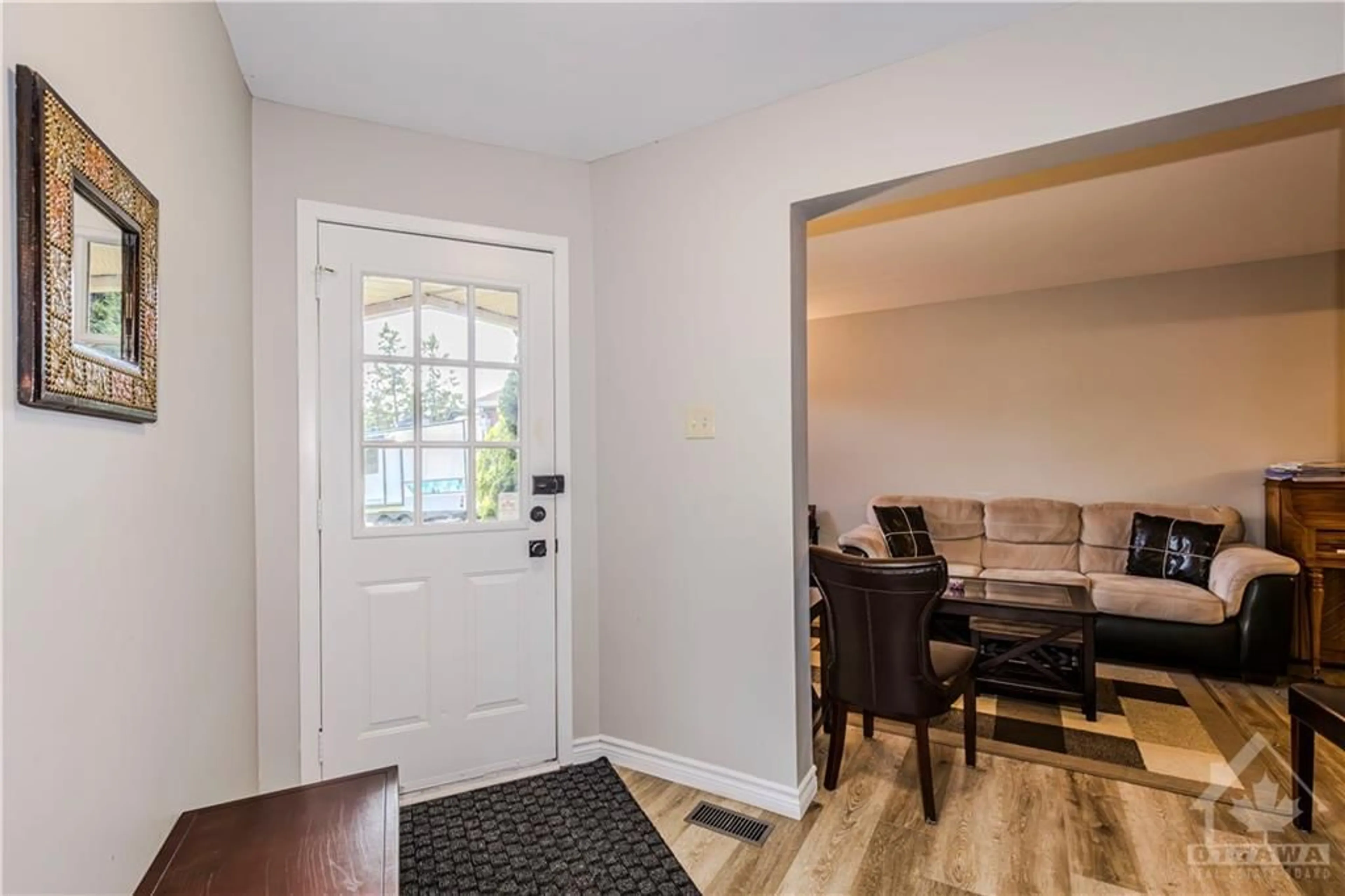 Indoor entryway for 1444 LAURIN Cres, Ottawa Ontario K1E 3H1