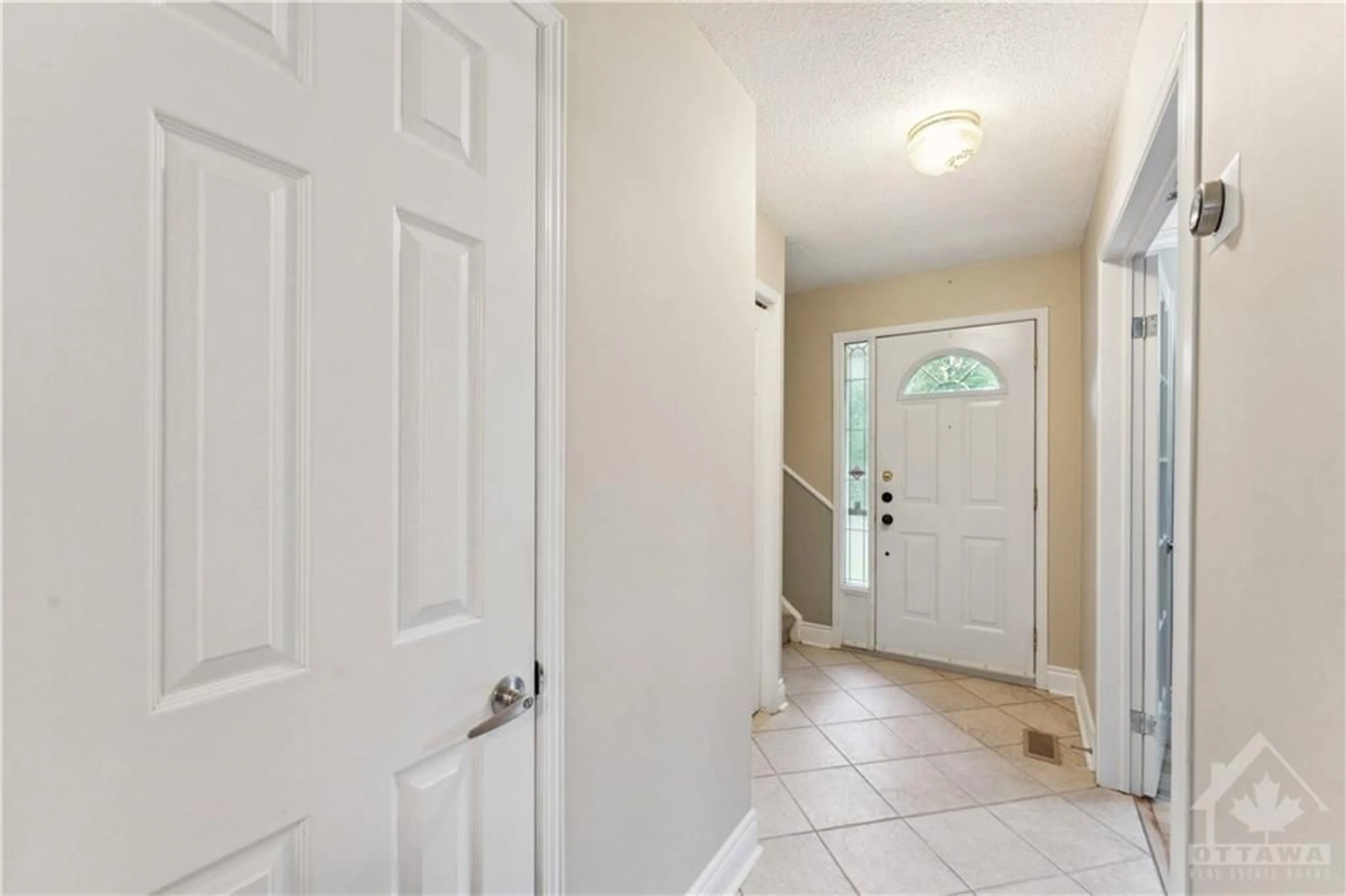 Indoor entryway for 808 VINETTE Cres, Orleans Ontario K1E 1W9