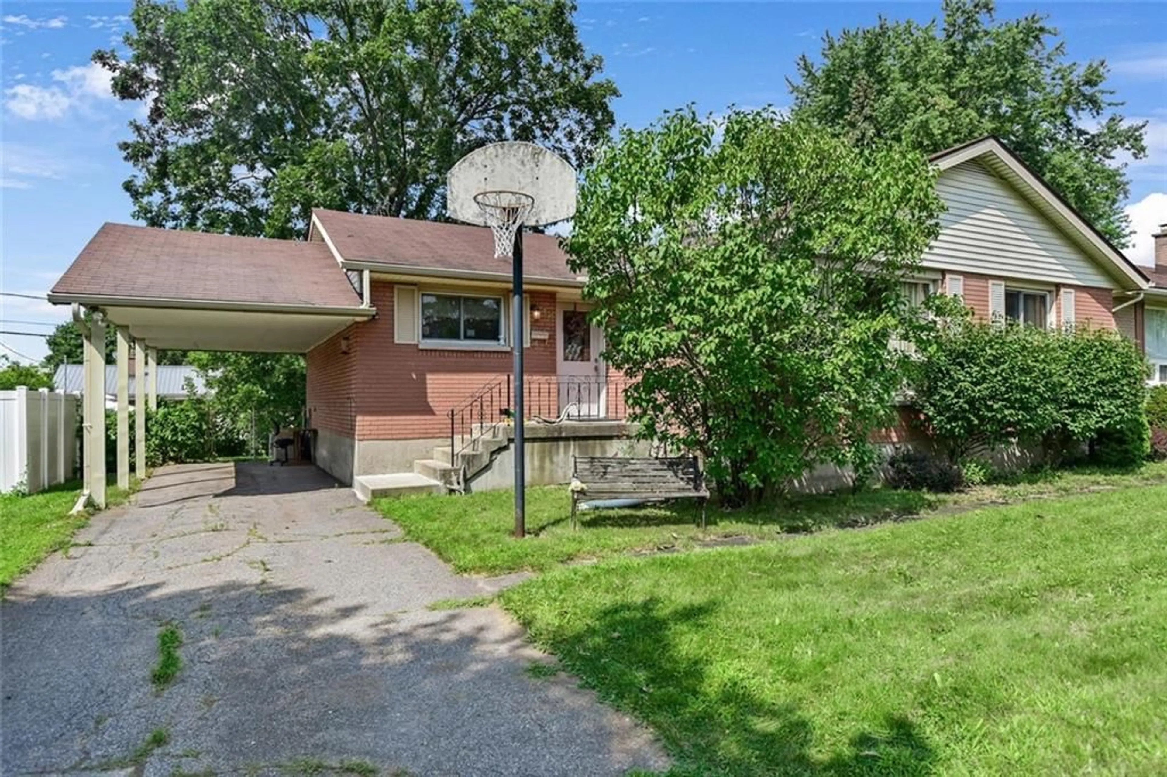 Frontside or backside of a home for 18 SUNSET Blvd, Brockville Ontario K6V 3G2