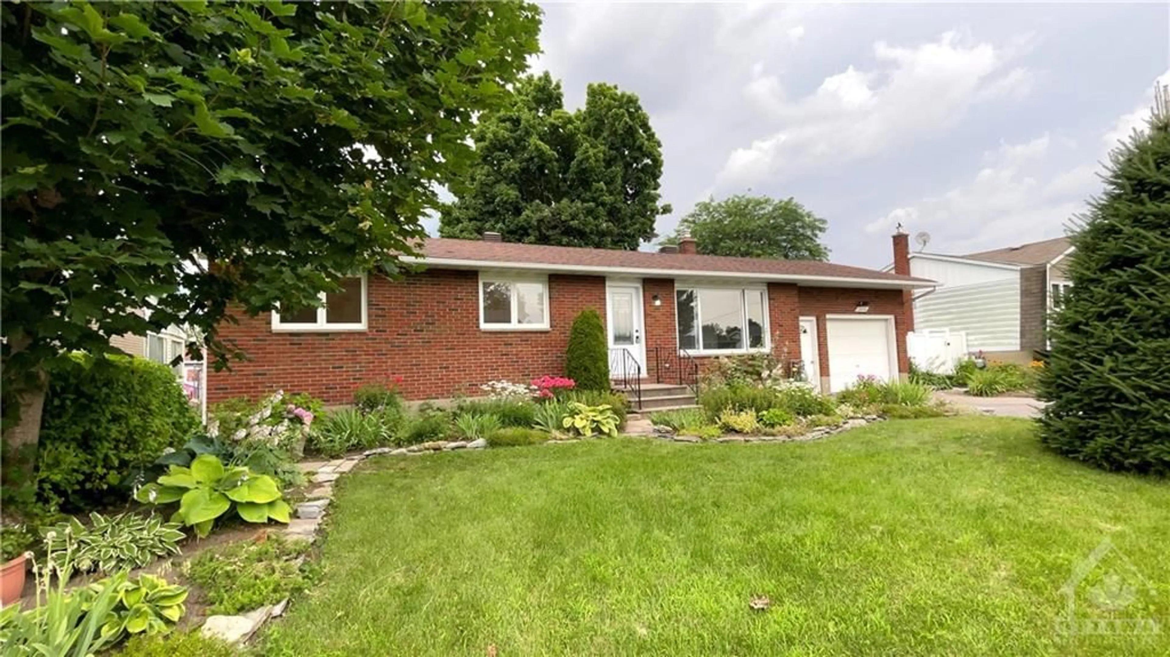 Home with brick exterior material for 2005 PATRICIA St, Rockland Ontario K4K 1B9