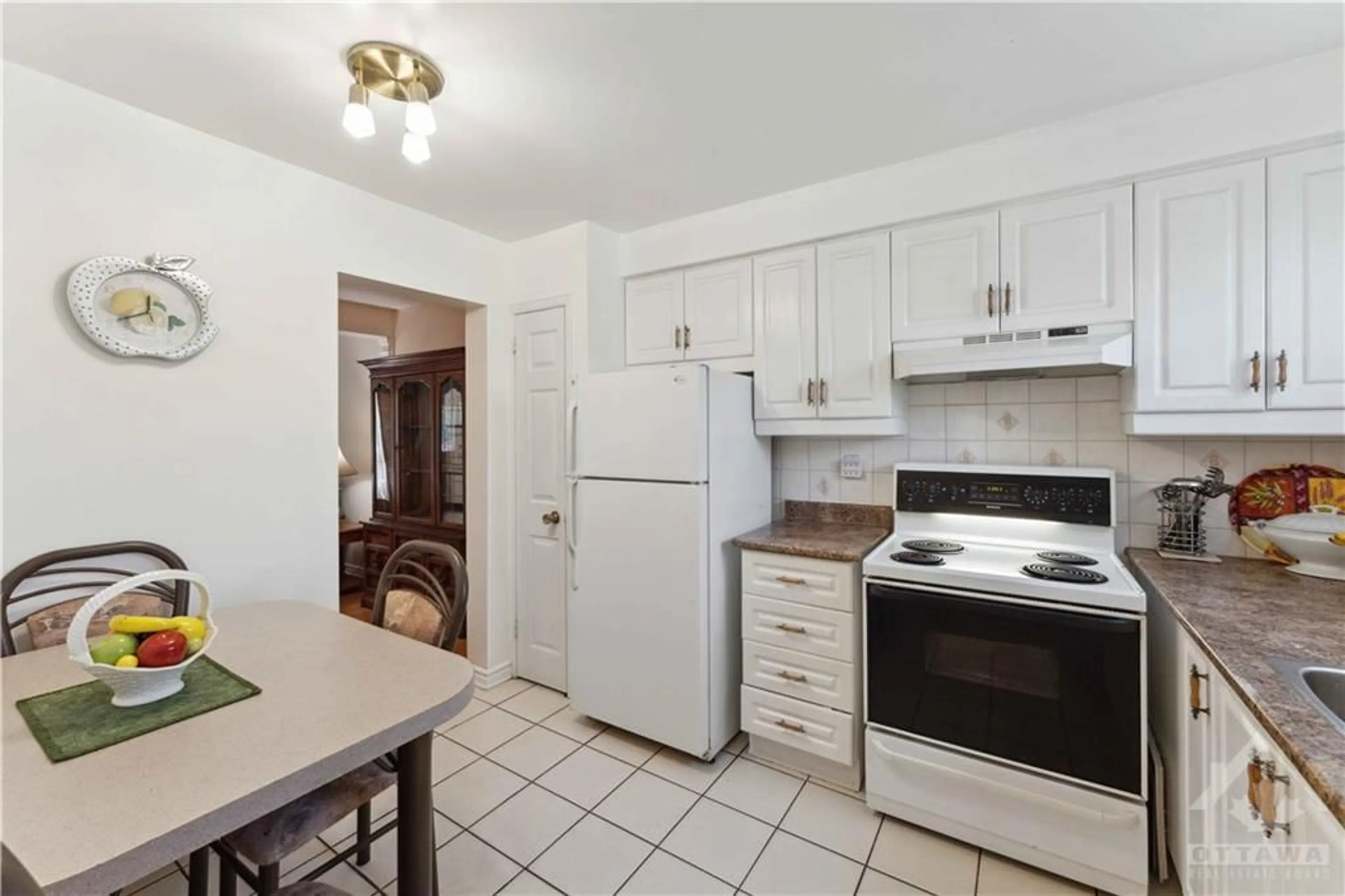 Standard kitchen for 1410 PALMERSTON Dr, Ottawa Ontario K1J 8P1