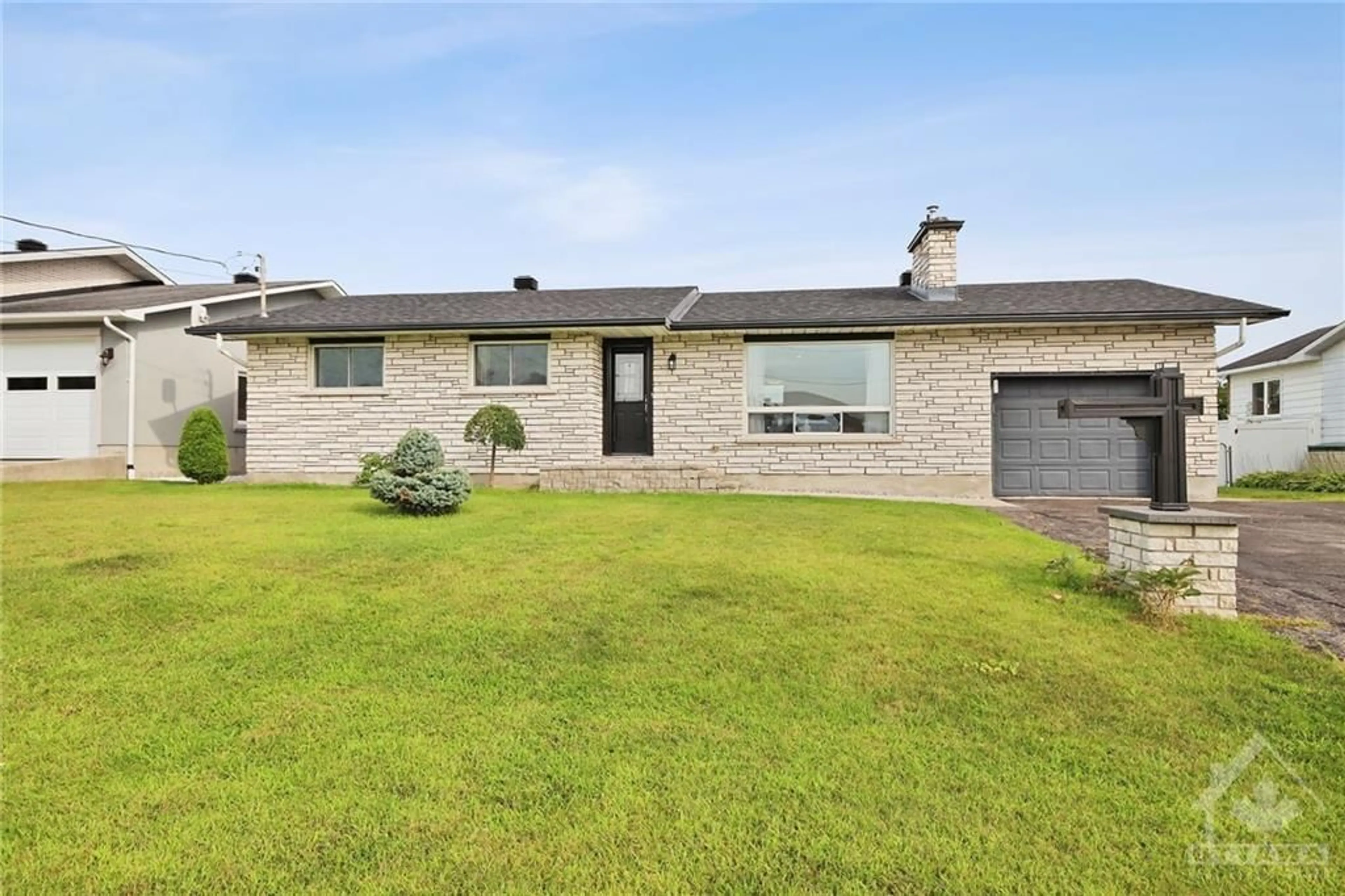 Home with brick exterior material for 2032 PATRICIA St, Rockland Ontario K4K 1C1