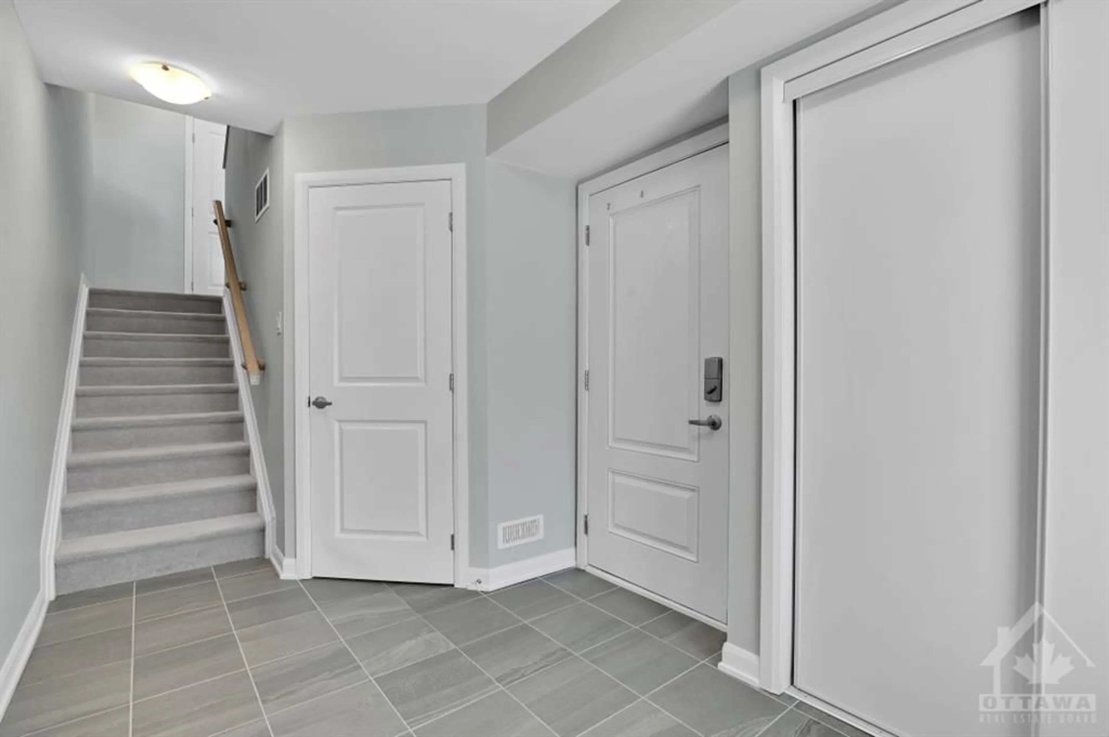 Indoor entryway for 58 TEELIN Cir, Ottawa Ontario K2J 6T9