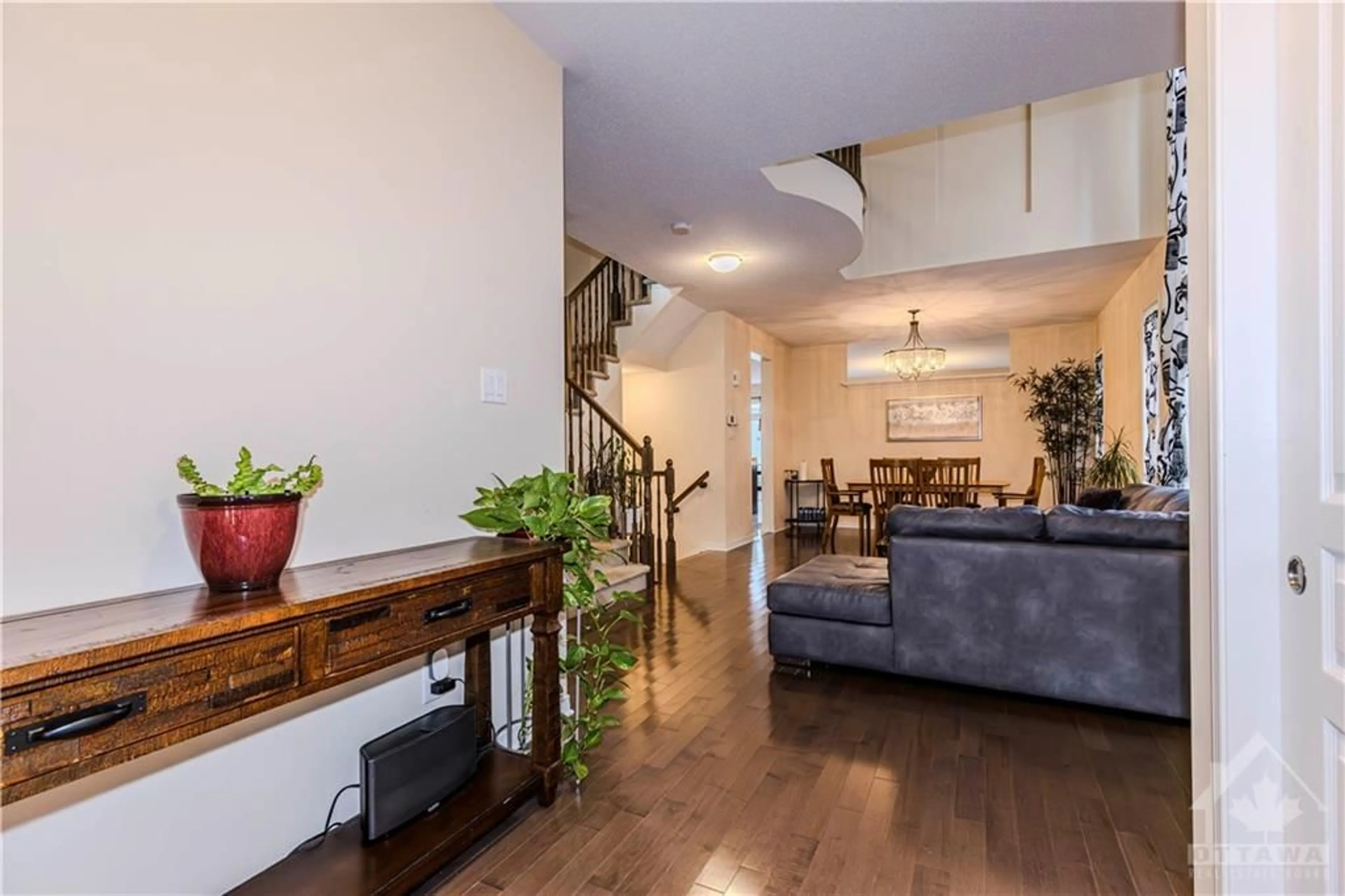 Indoor foyer for 303 KIPPEN Pl, Ottawa Ontario K2J 0N9