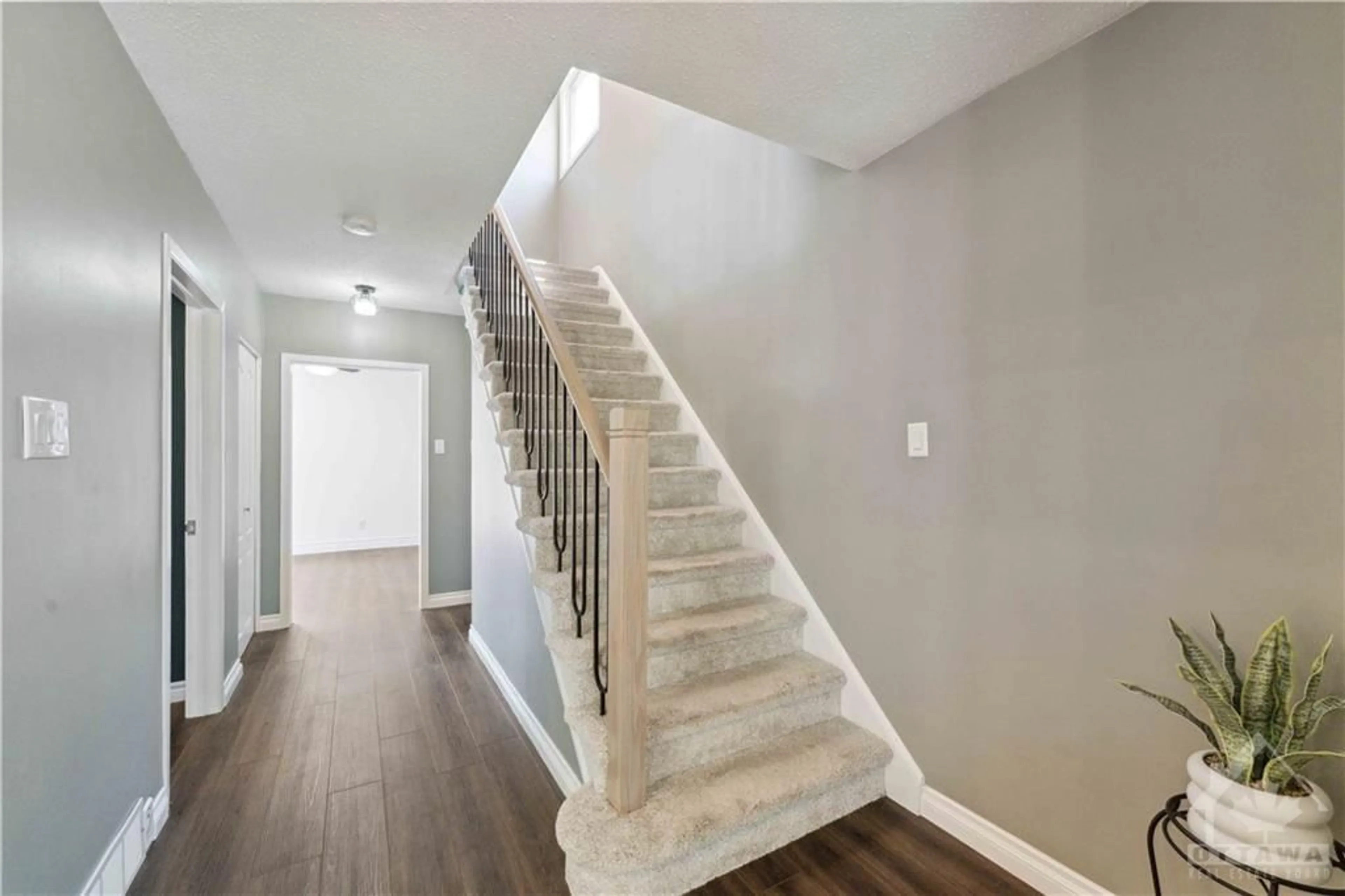 Stairs for 2123 GRAFTON Cres, Ottawa Ontario K1J 6K7