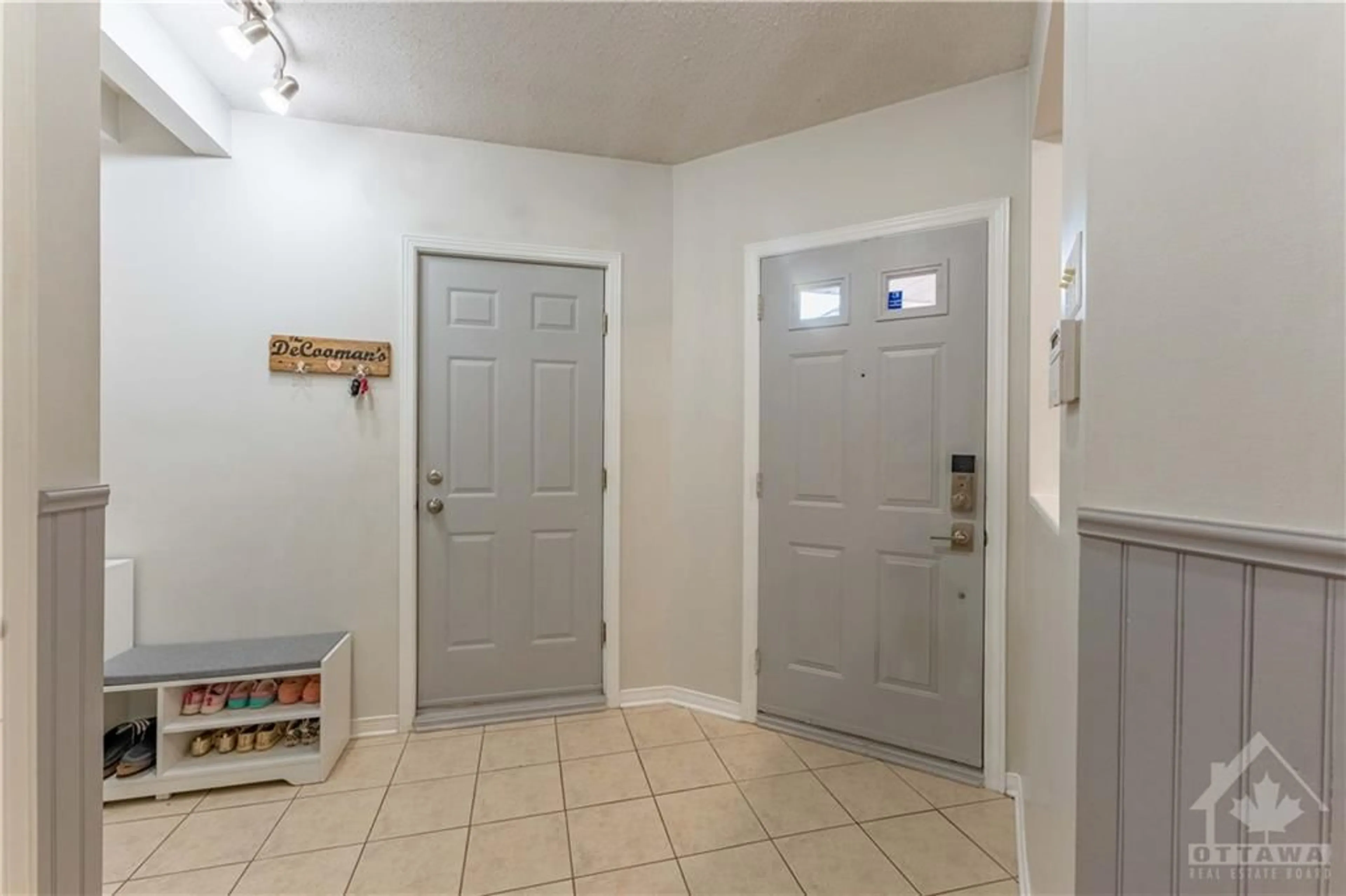 Indoor entryway for 112 ASHPARK Cres, Ottawa Ontario K1T 3N7