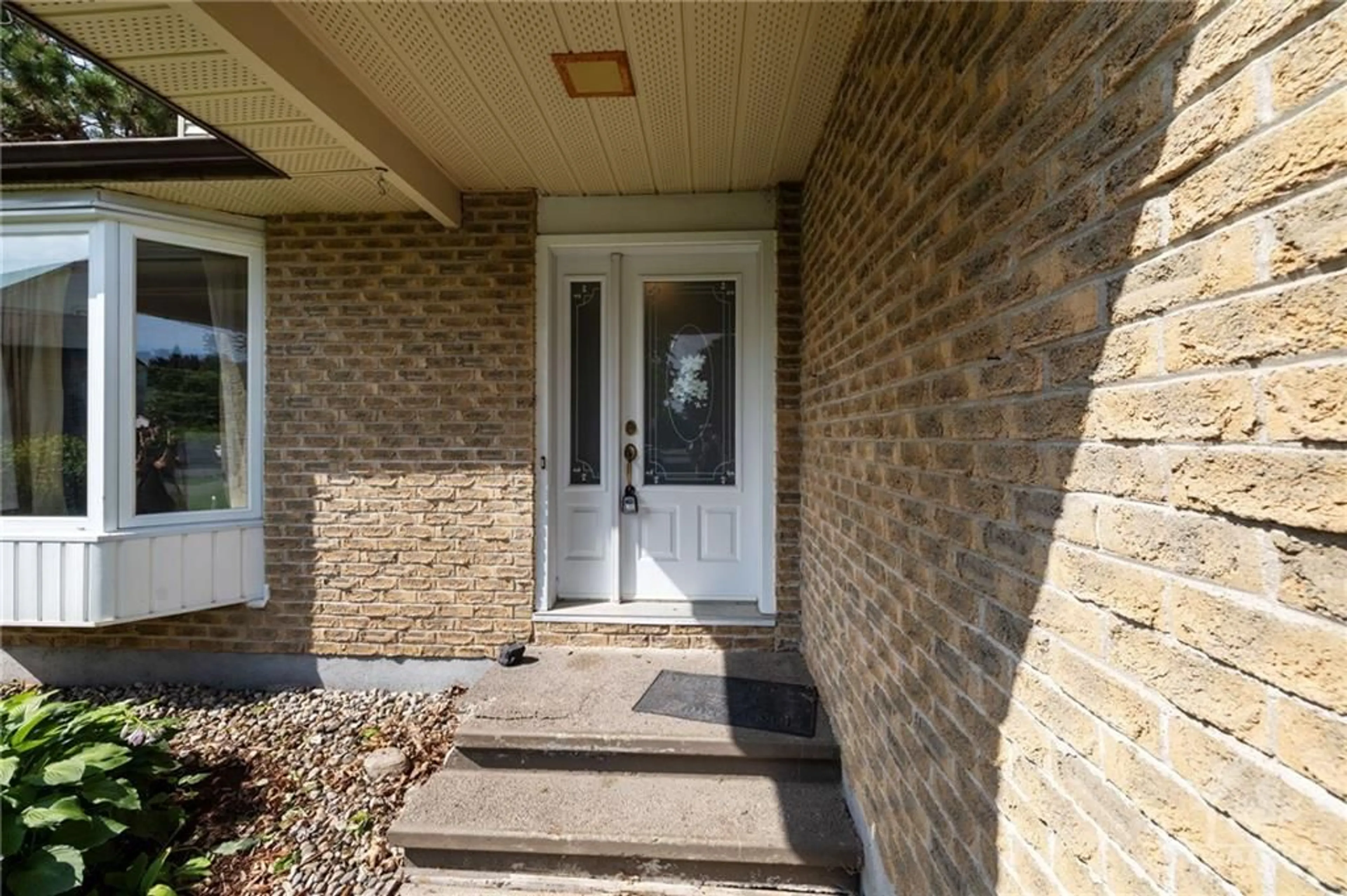 Indoor entryway for 379 DUVERNAY Dr, Ottawa Ontario K1E 2N7