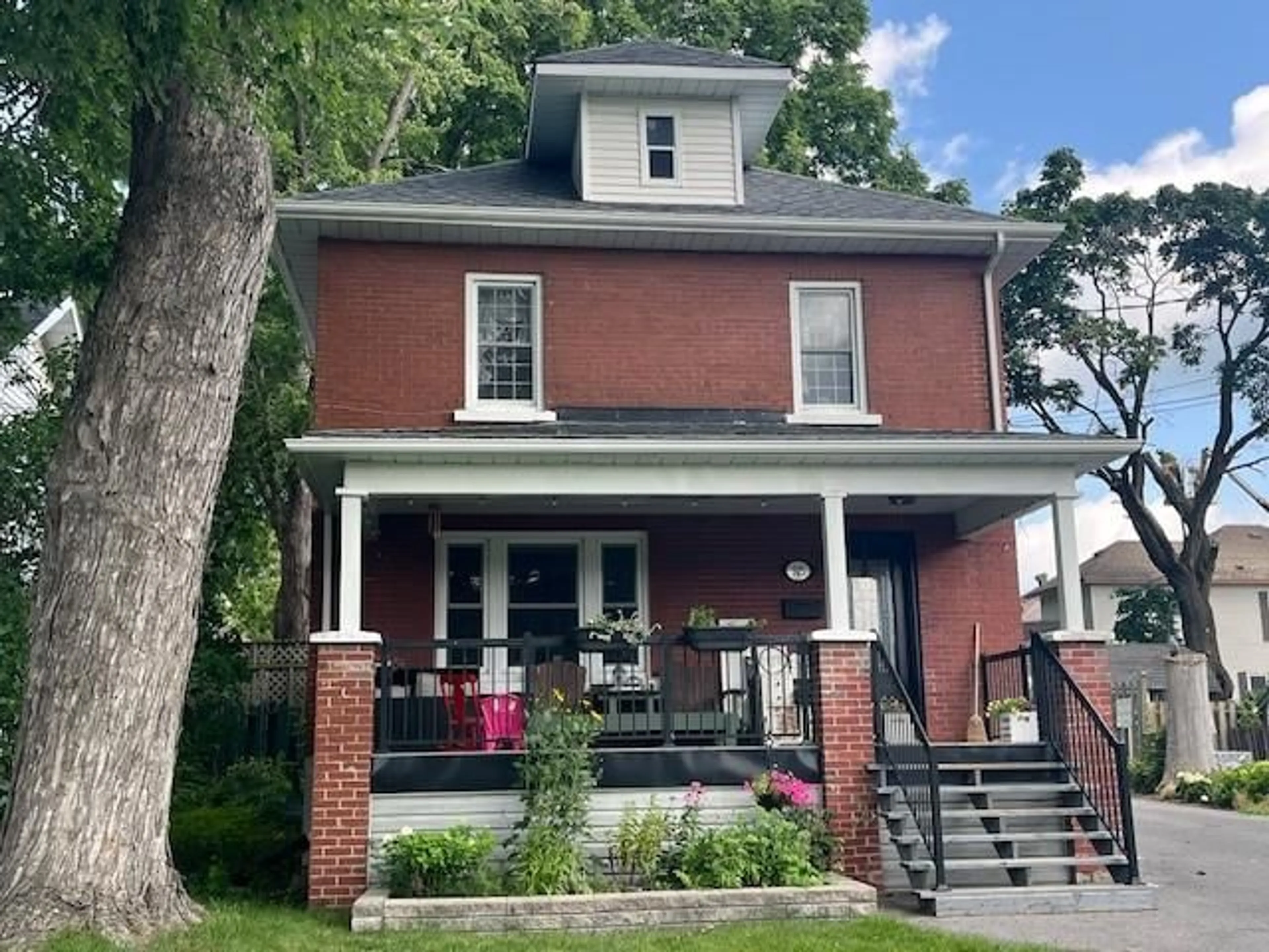 Frontside or backside of a home for 305 FOURTH St, Cornwall Ontario K6J 3R9