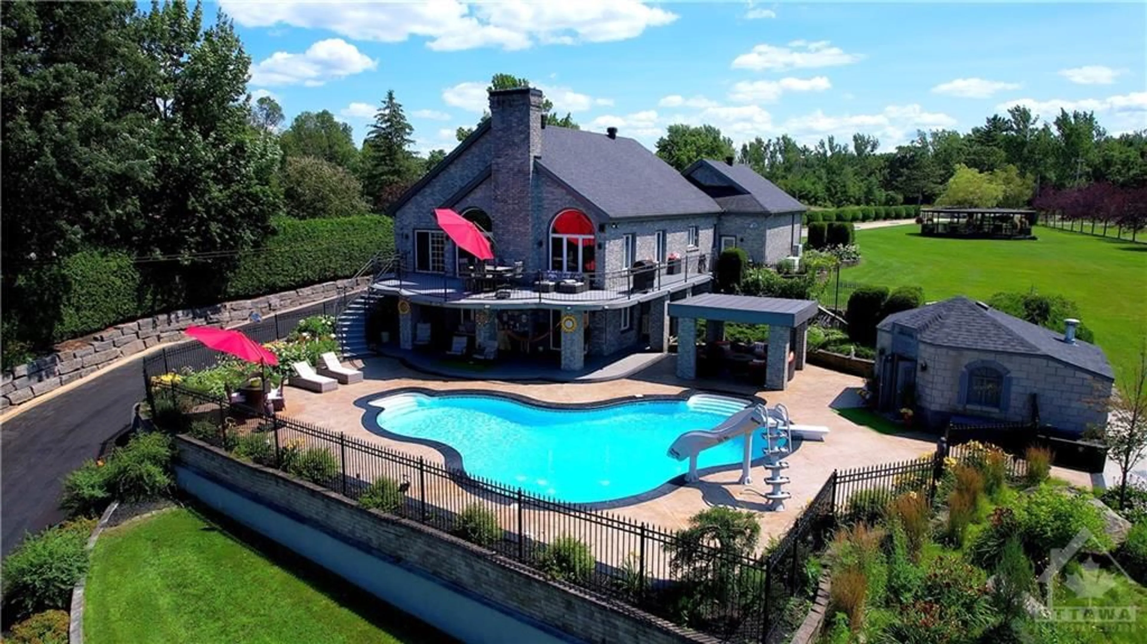 Indoor or outdoor pool for 3835 OLD HIGHWAY 17 Hwy, Rockland Ontario K4K 1W2