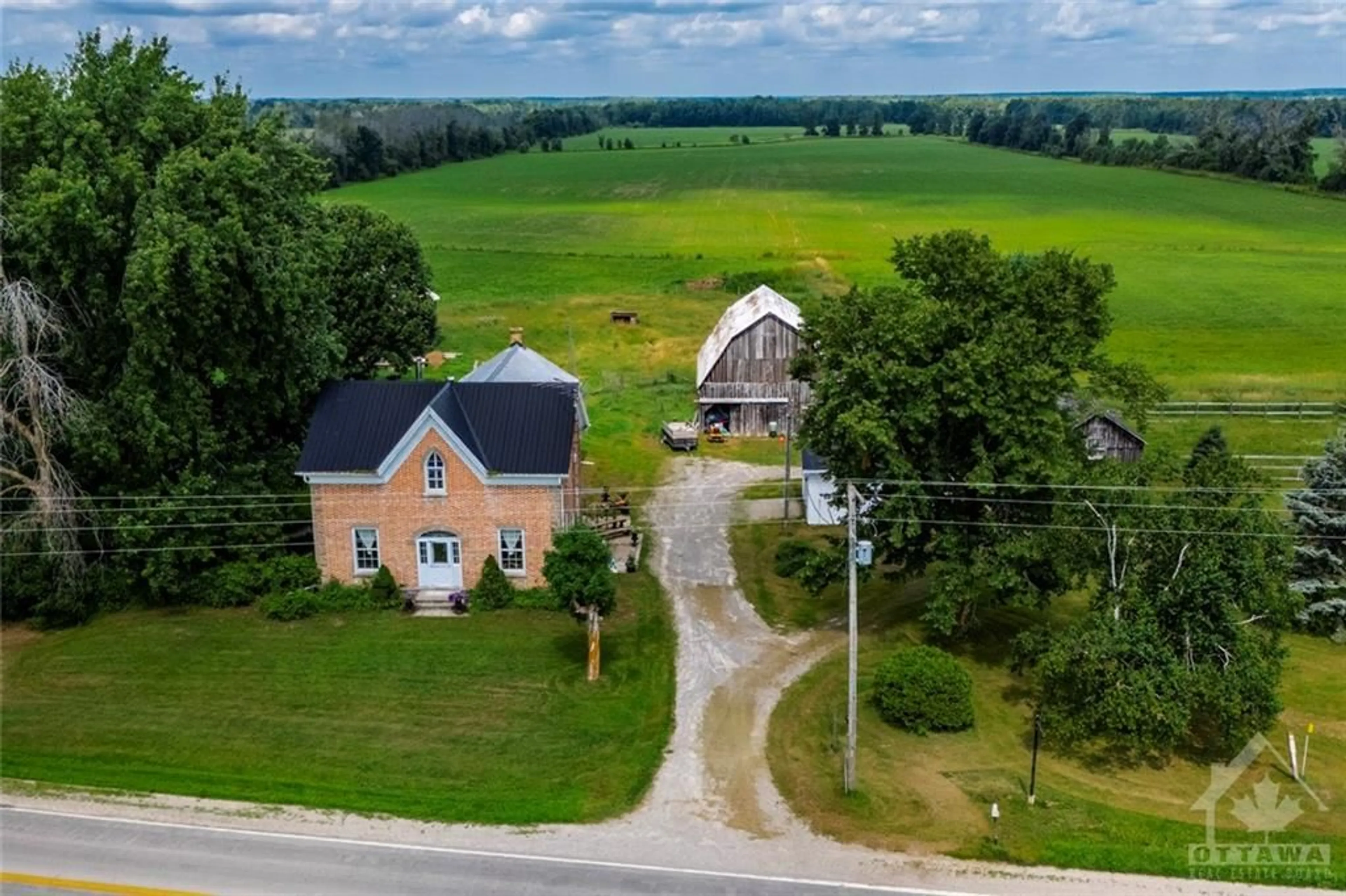 Outside view for 1956 COUNTY 16 Rd, Jasper Ontario K0G 1G0