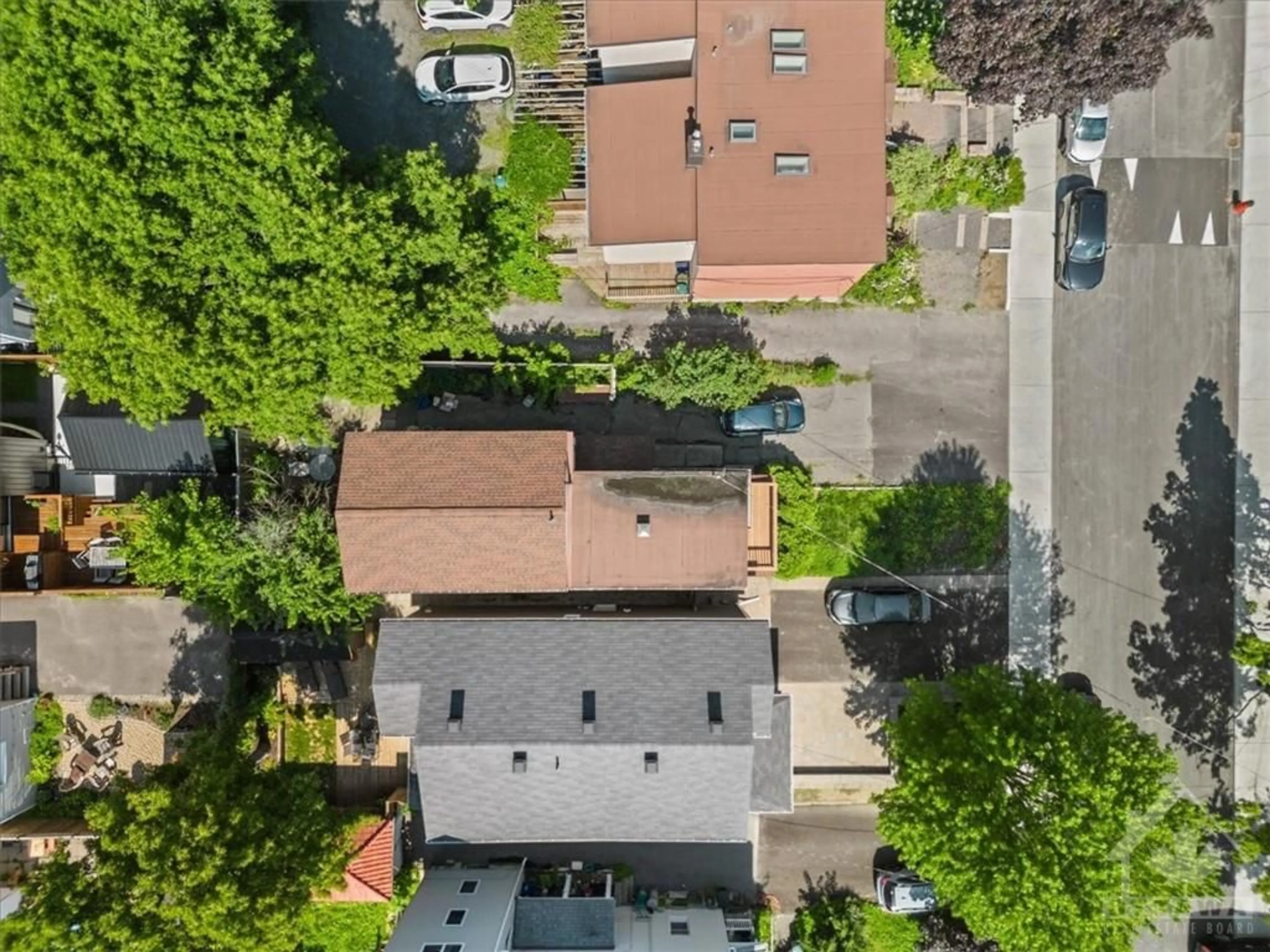 Frontside or backside of a home for 137 ELM St, Ottawa Ontario K1R 6N4