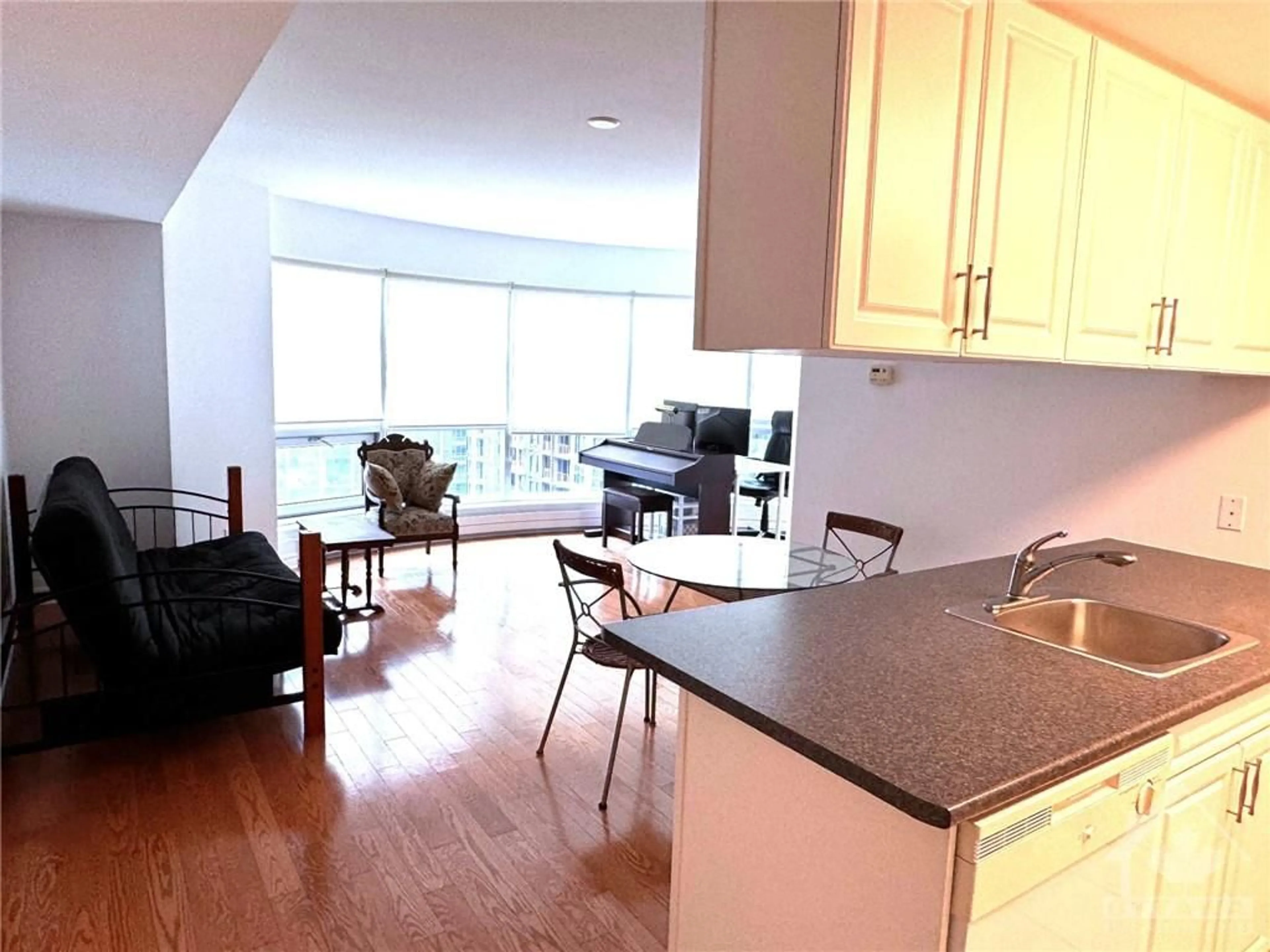 Open concept kitchen for 234 RIDEAU St #1004, Ottawa Ontario K1N 0A9