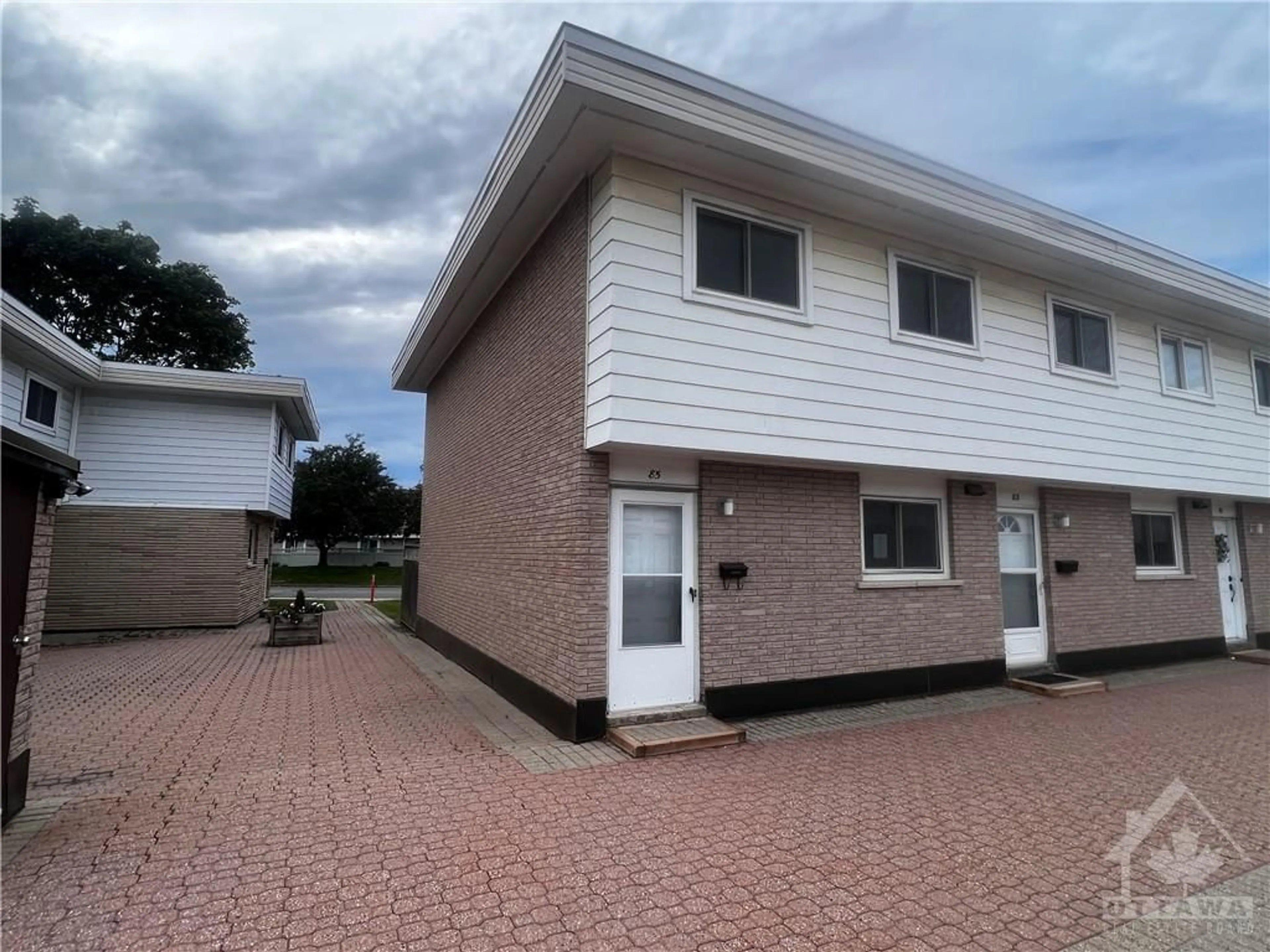 A pic from exterior of the house or condo for 85 HADLEY Cir, Ottawa Ontario K2H 7Z8