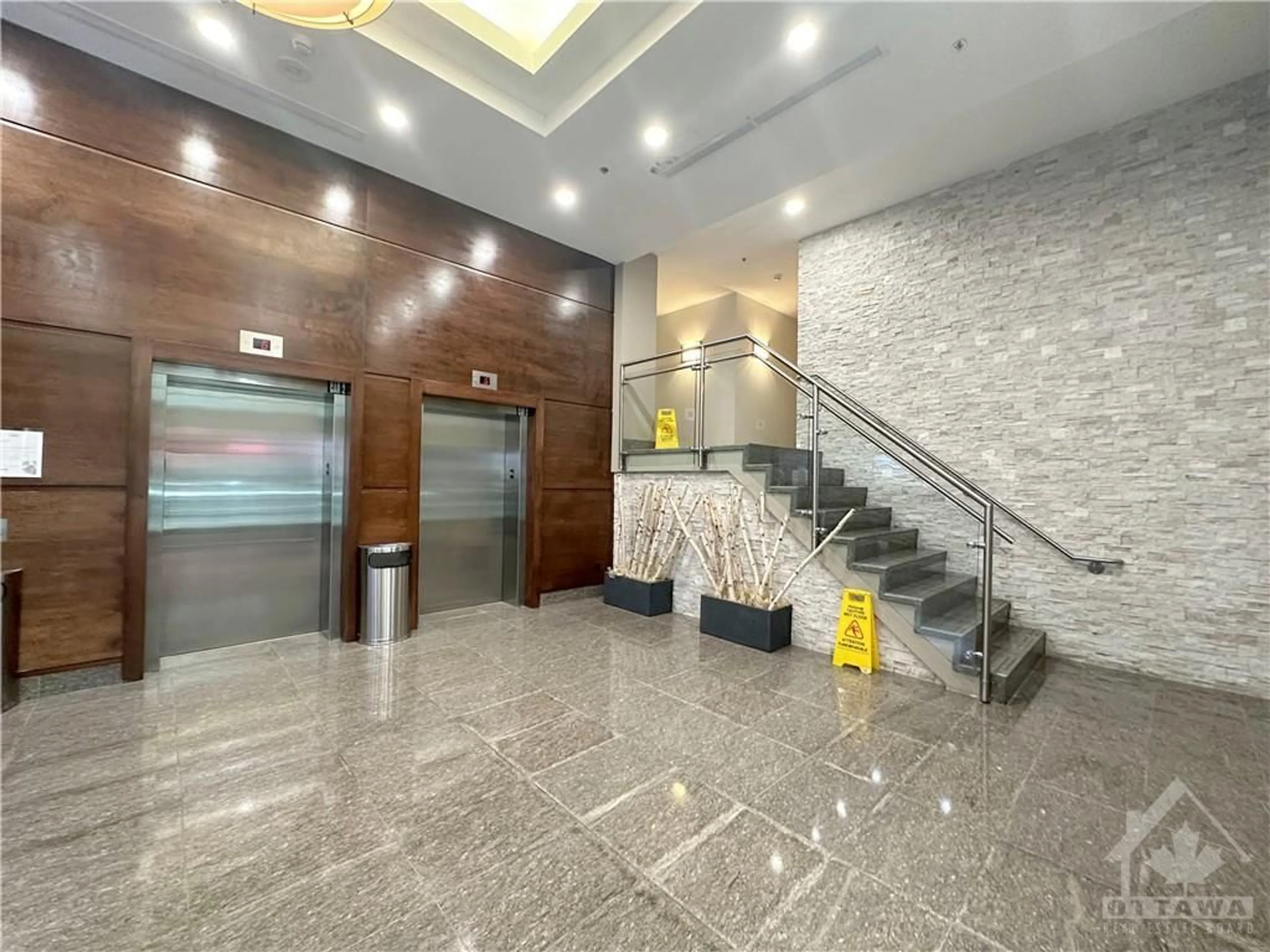 Indoor lobby for 238 BESSERER St #605, Ottawa Ontario K1N 6B1