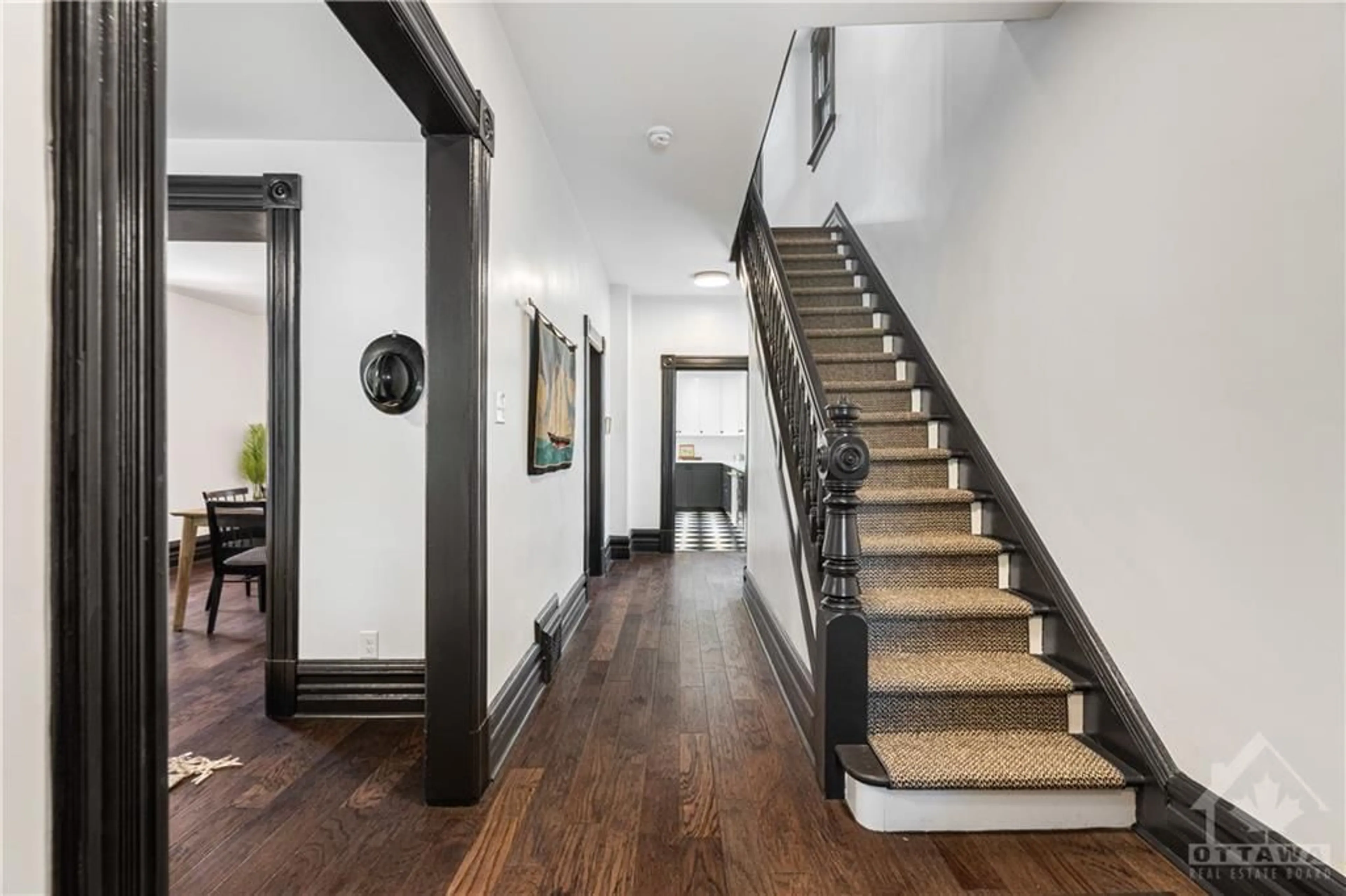 Indoor foyer for 38 FOSTER St, Ottawa Ontario K1Y 3J4