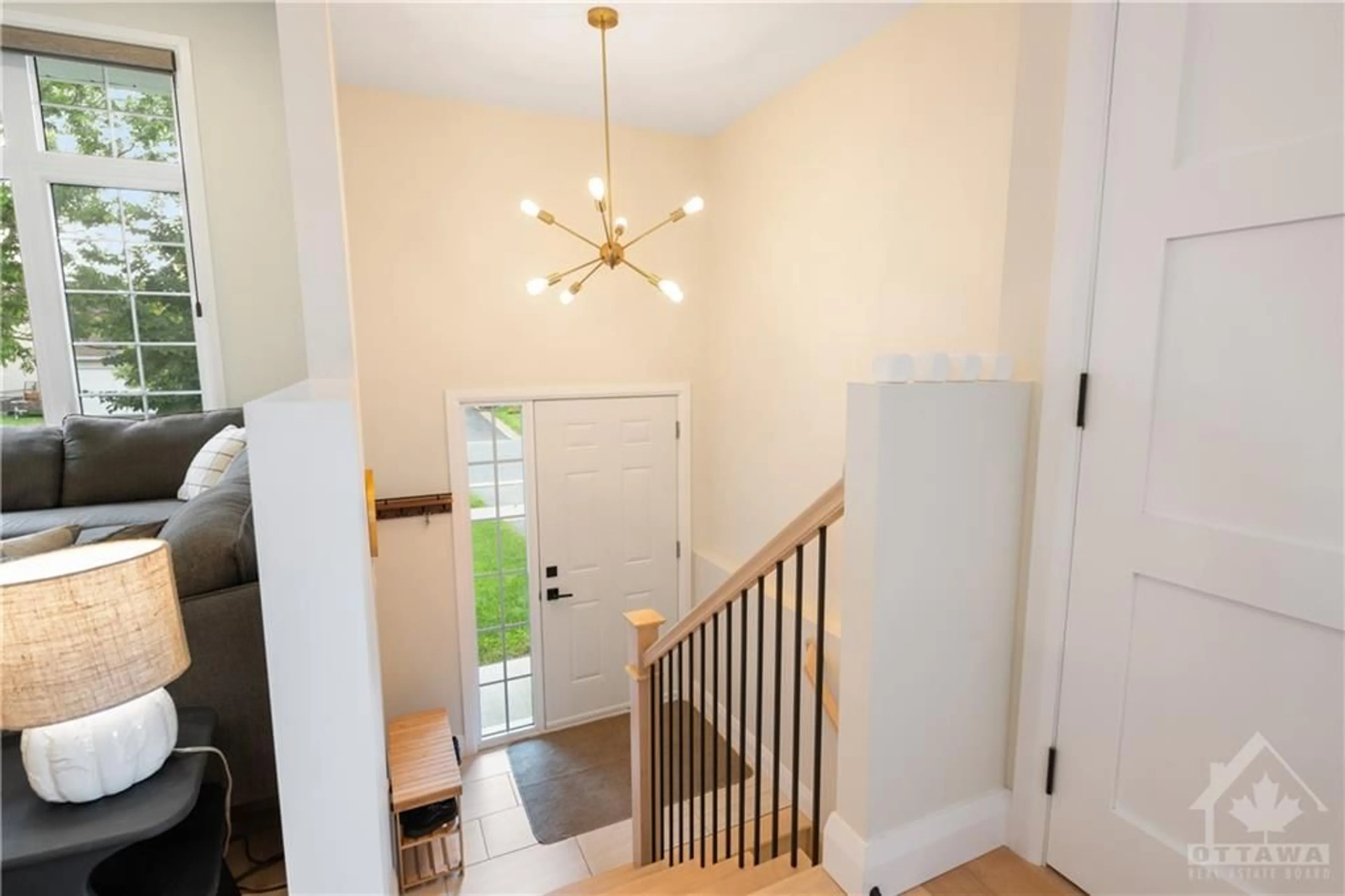 Indoor entryway for 2139 GLEN BROOK Dr, Cornwall Ontario K6H 0A8