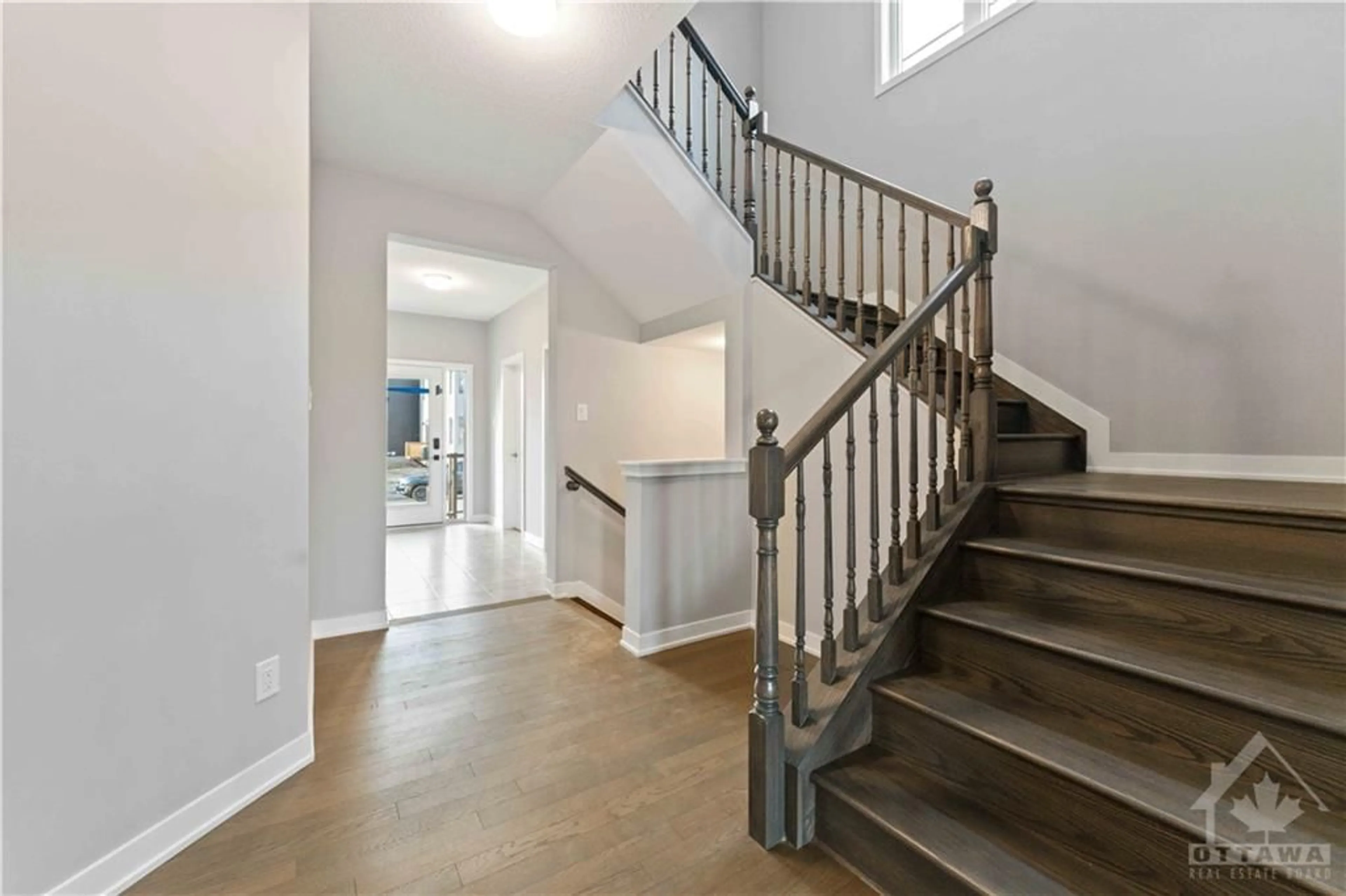 Indoor entryway, wood floors for 667 FENWICK Way, Ottawa Ontario K2C 3H2