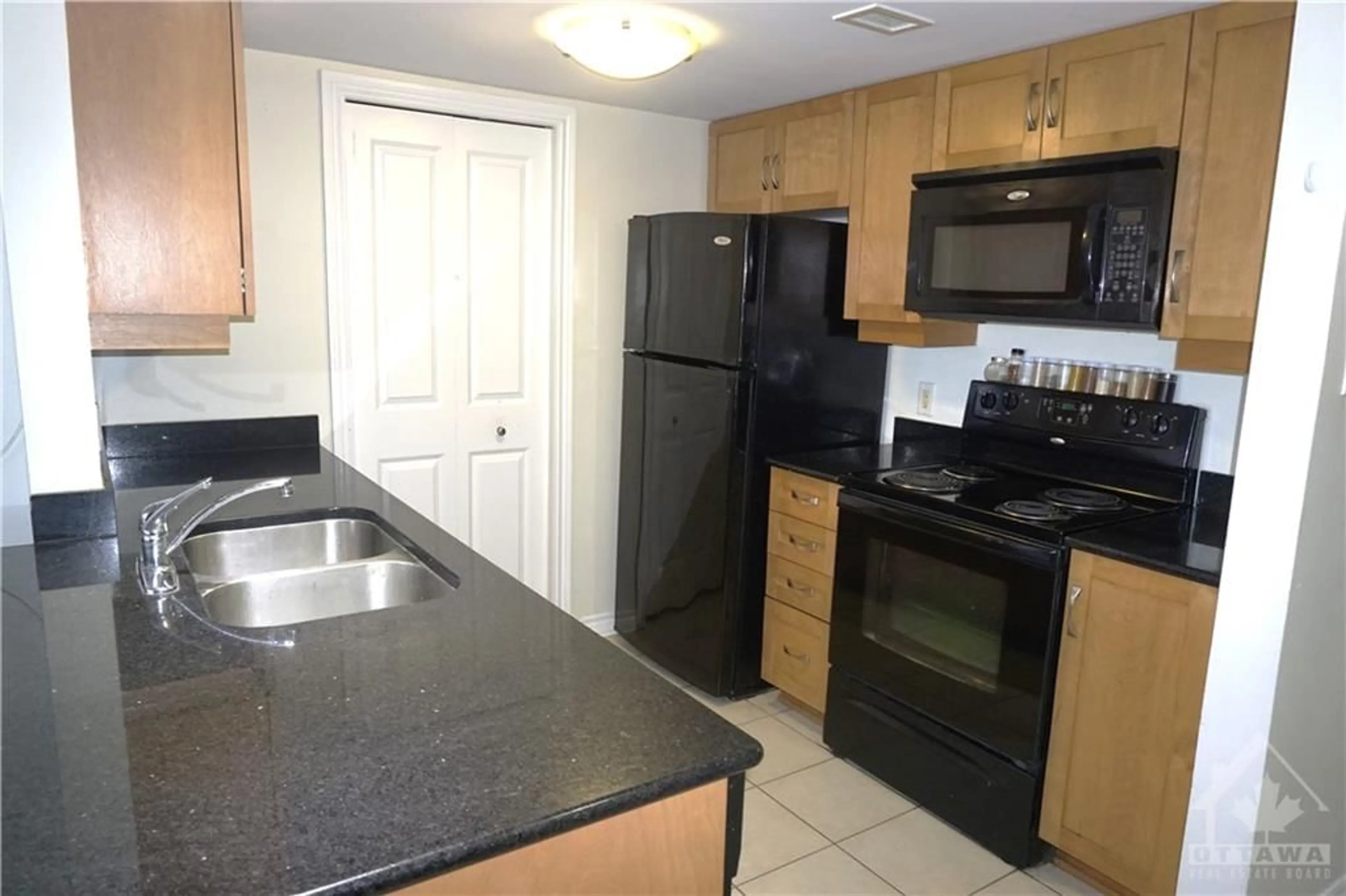 Standard kitchen for 314 CENTRAL PARK Dr #702, Ottawa Ontario K2C 4G4