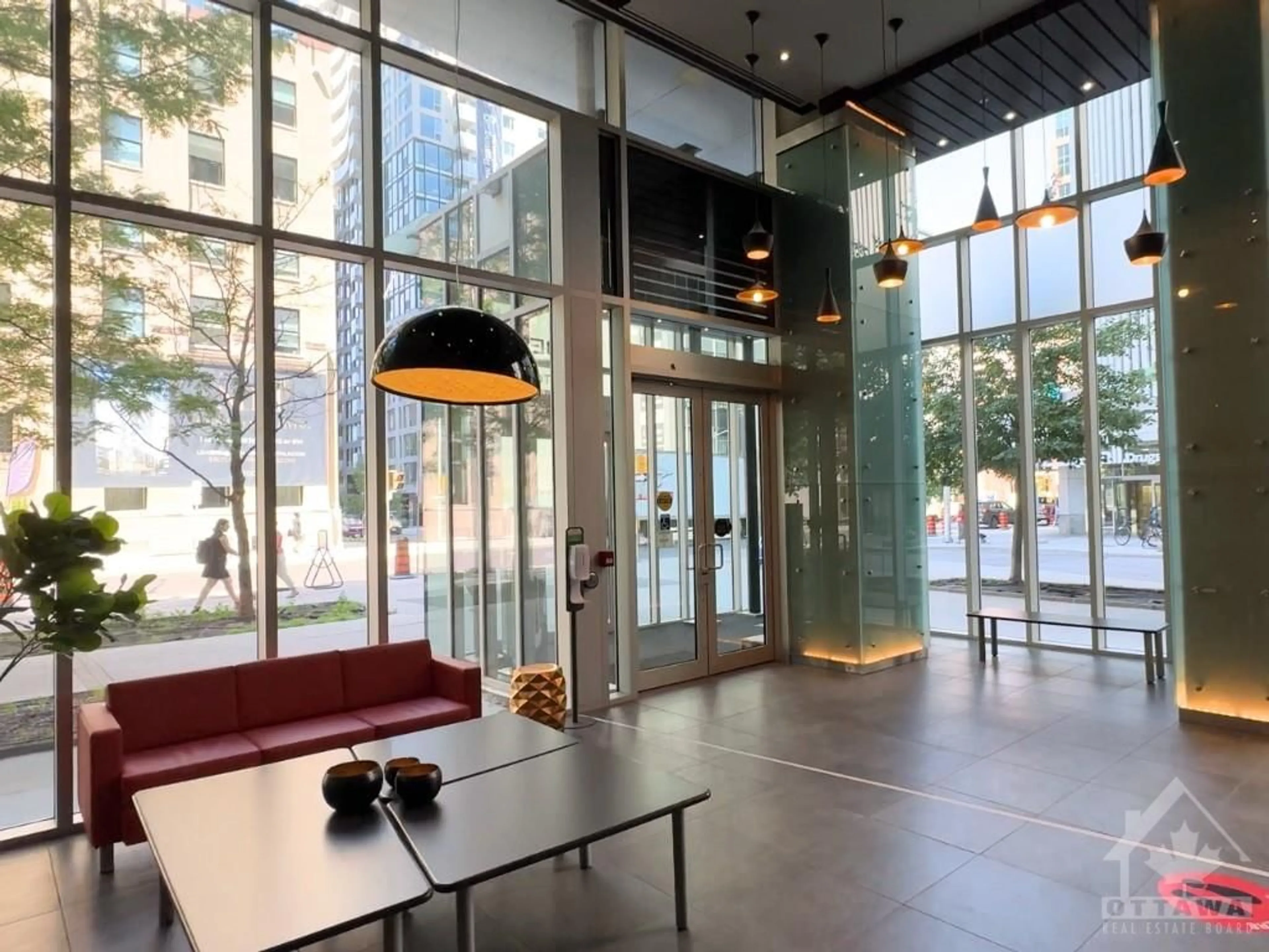 Indoor lobby for 179 METCALFE St #904, Ottawa Ontario K2P 0W1