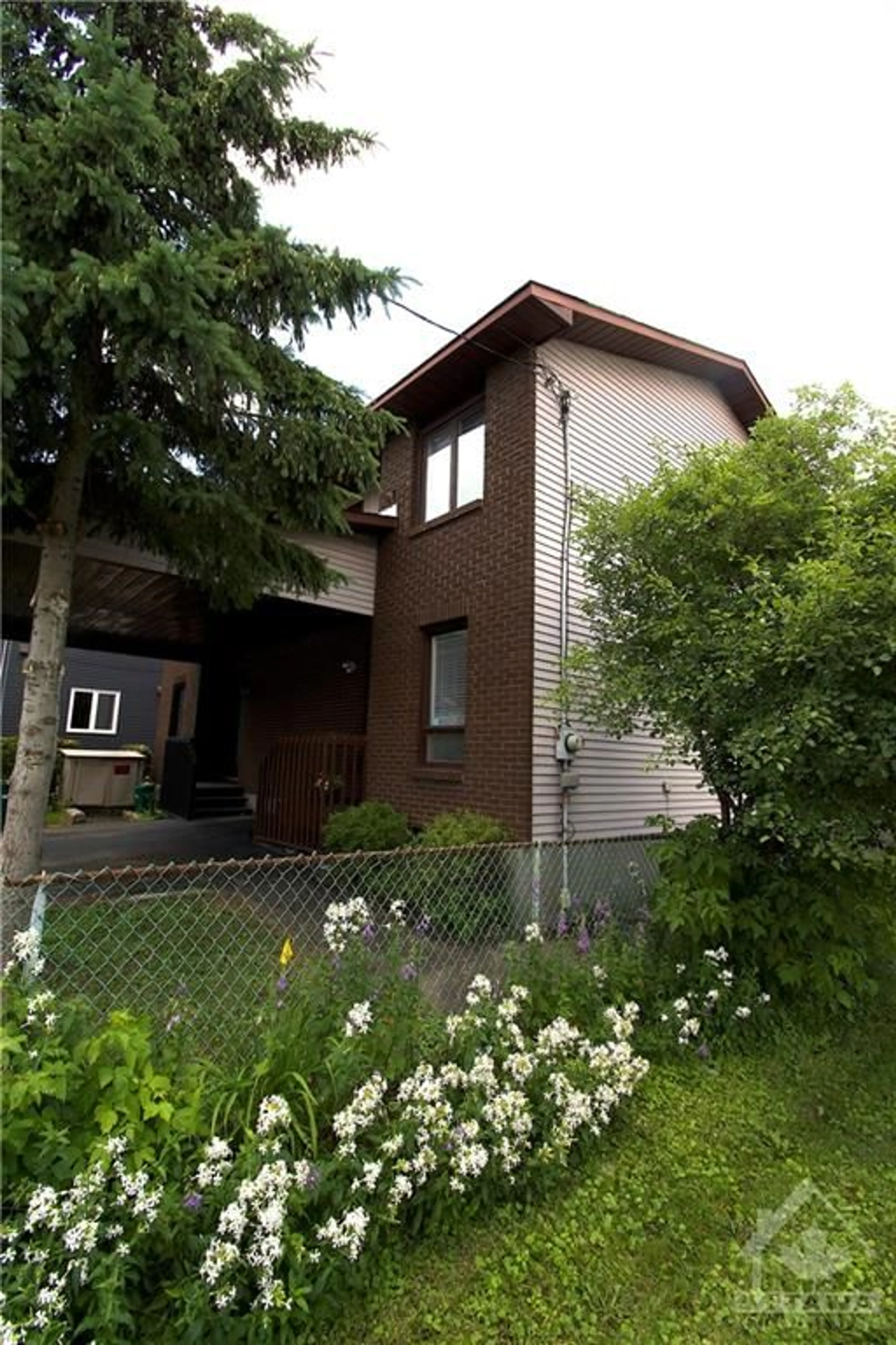Outside view for 1381 CHATELAIN Ave, Ottawa Ontario K1Z 8A9