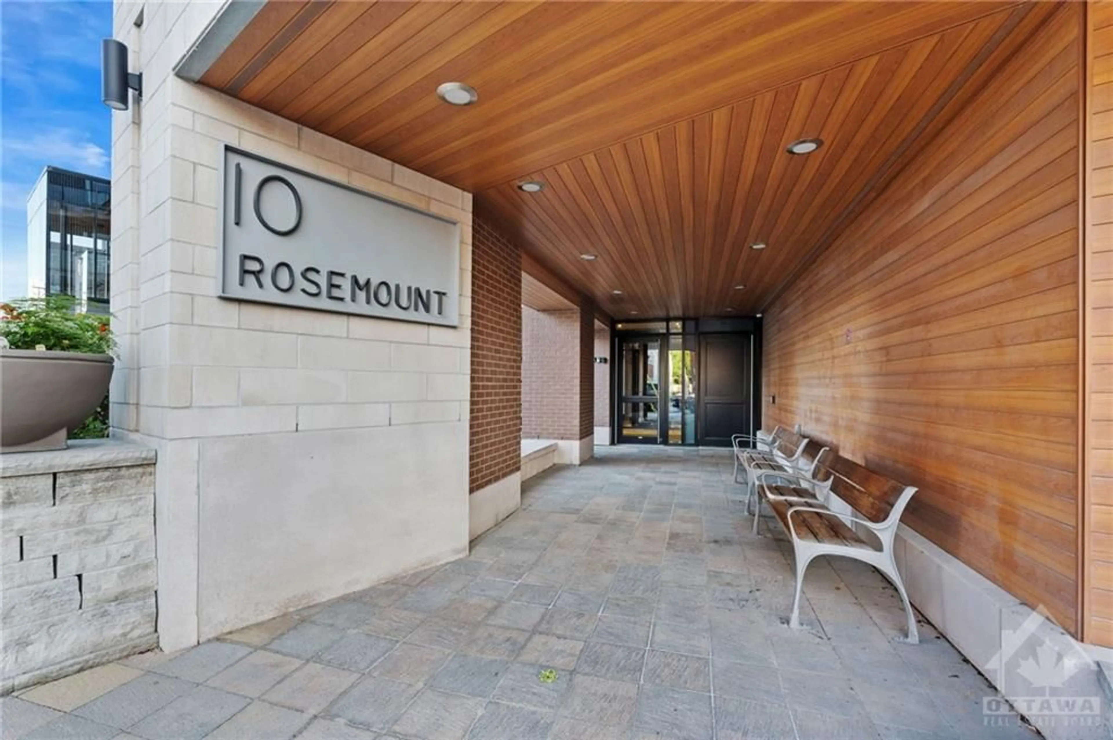 Indoor lobby for 10 ROSEMOUNT Ave #303, Ottawa Ontario K1Y 4G9