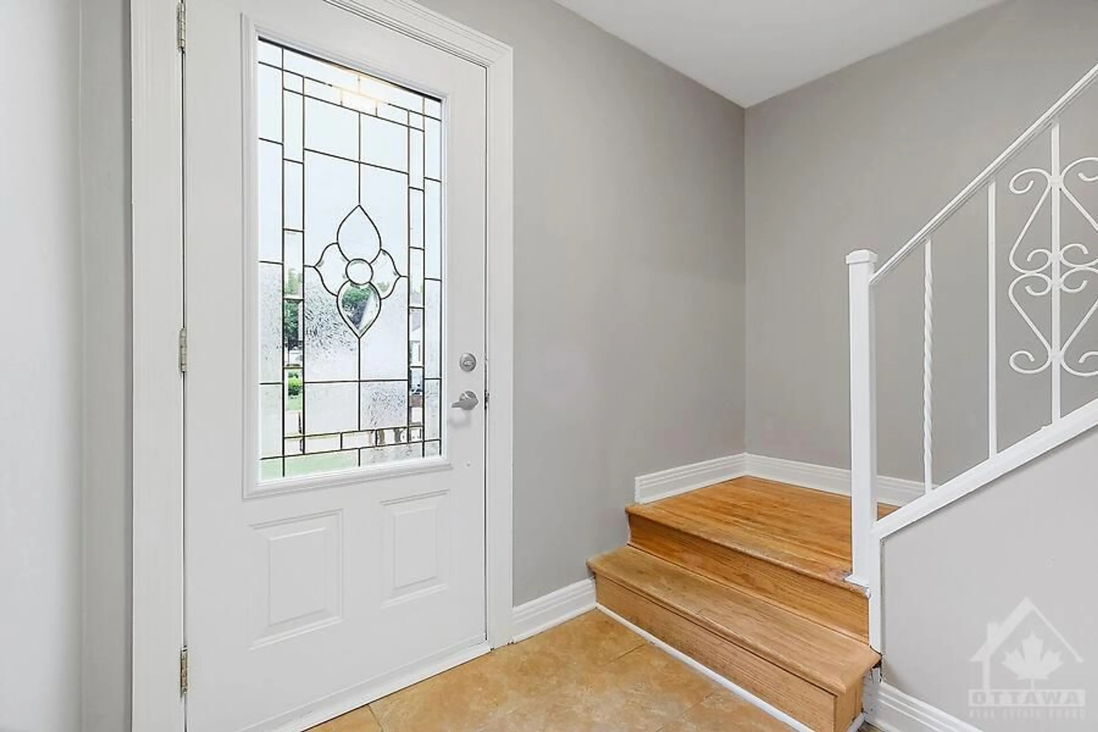 Indoor entryway for 308 GLYNN Ave, Ottawa Ontario K1K 1S1