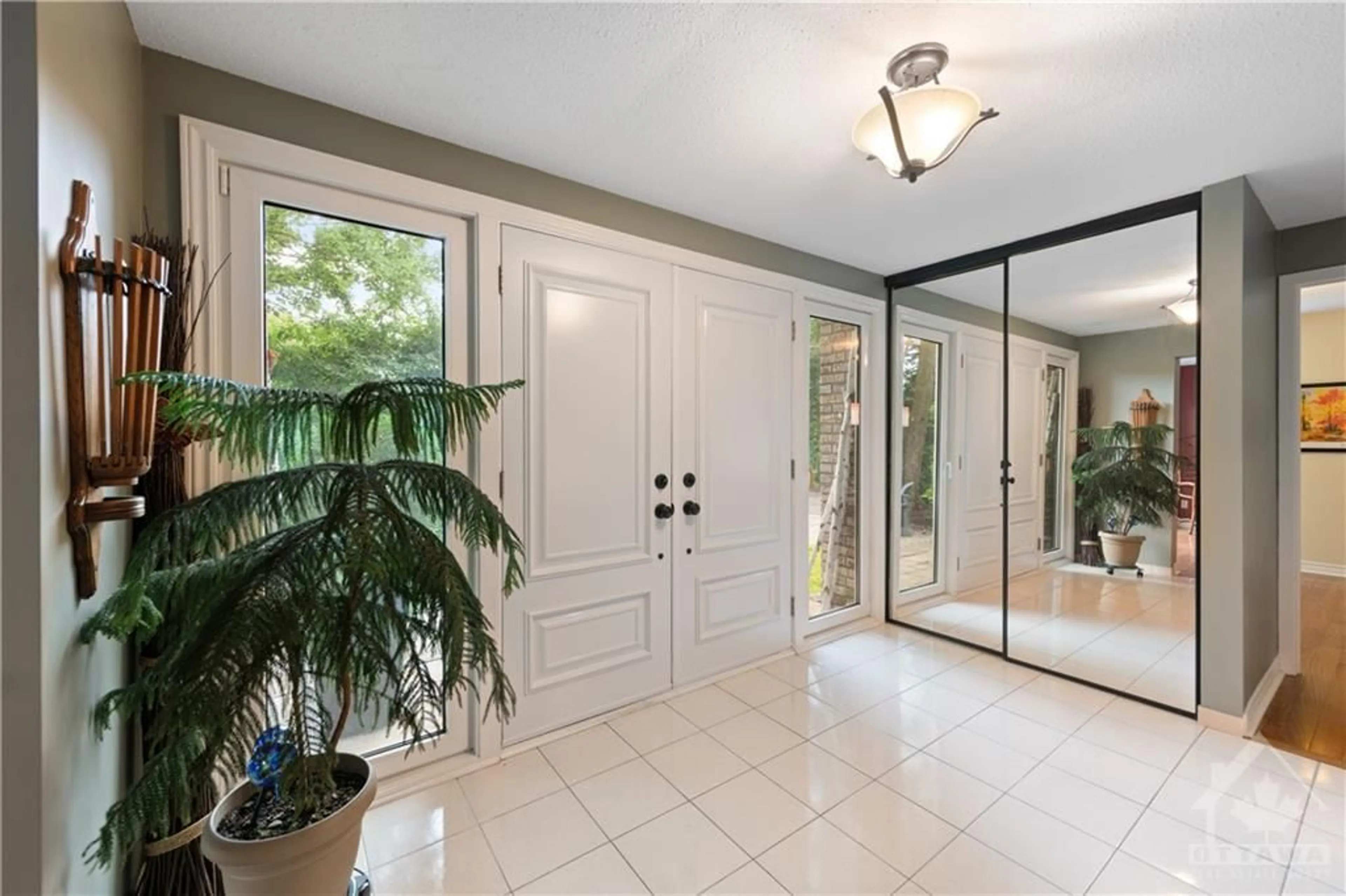 Indoor entryway, wood floors for 20 NORTHVIEW Rd, Ottawa Ontario K2E 6A7