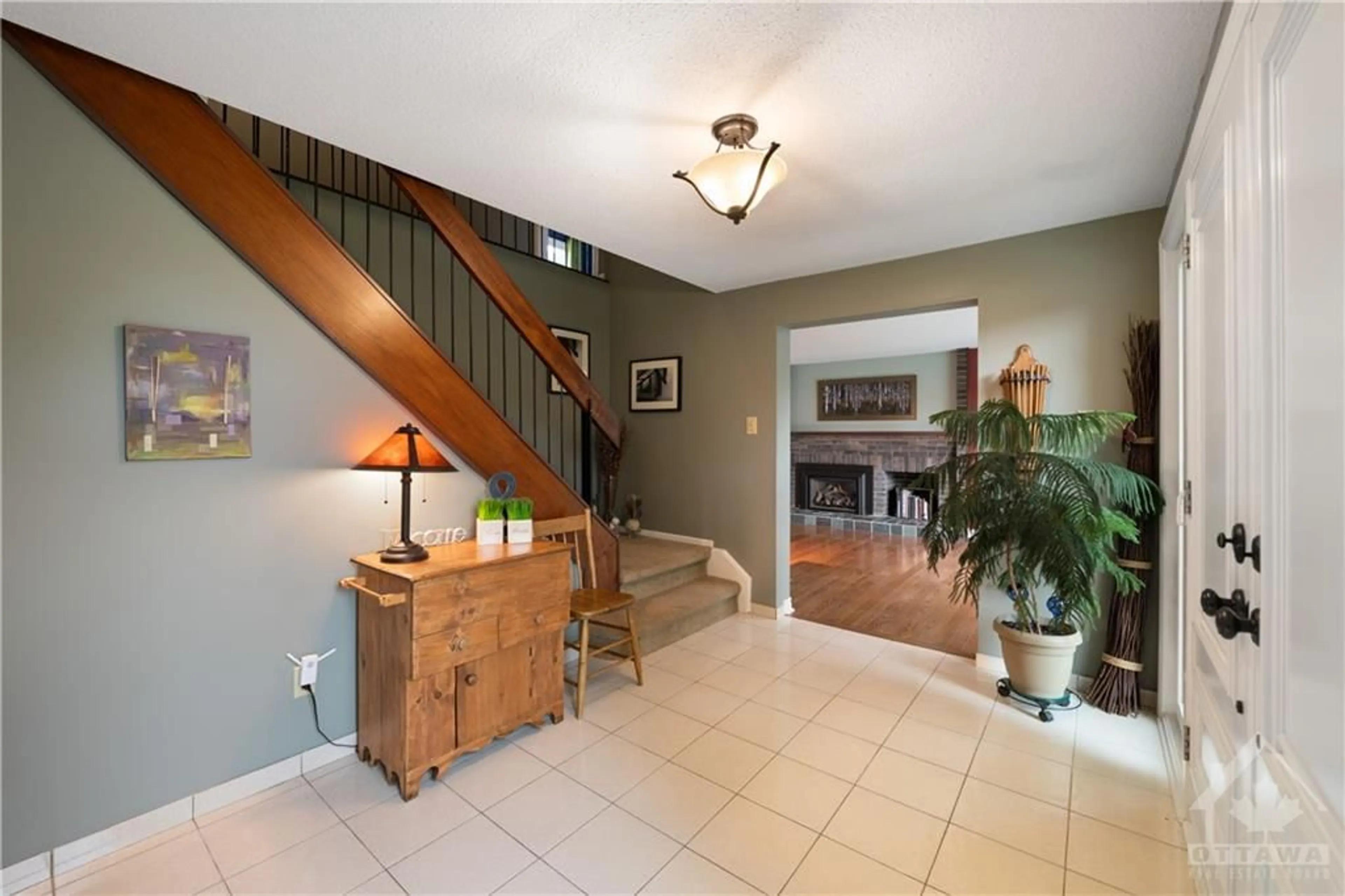 Indoor foyer, wood floors for 20 NORTHVIEW Rd, Ottawa Ontario K2E 6A7