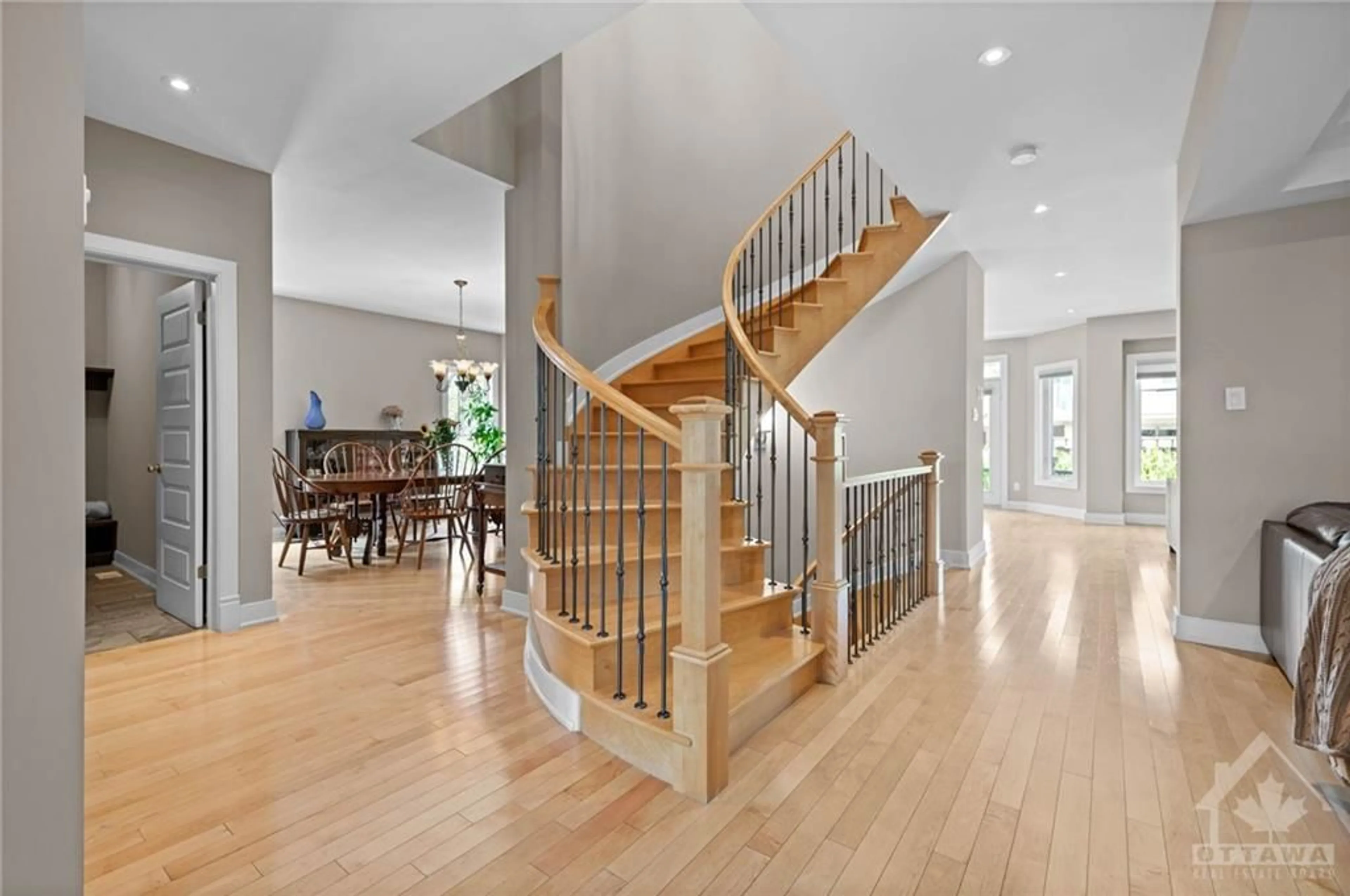 Indoor foyer for 241 MADHU Cres, Ottawa Ontario K2C 4J2