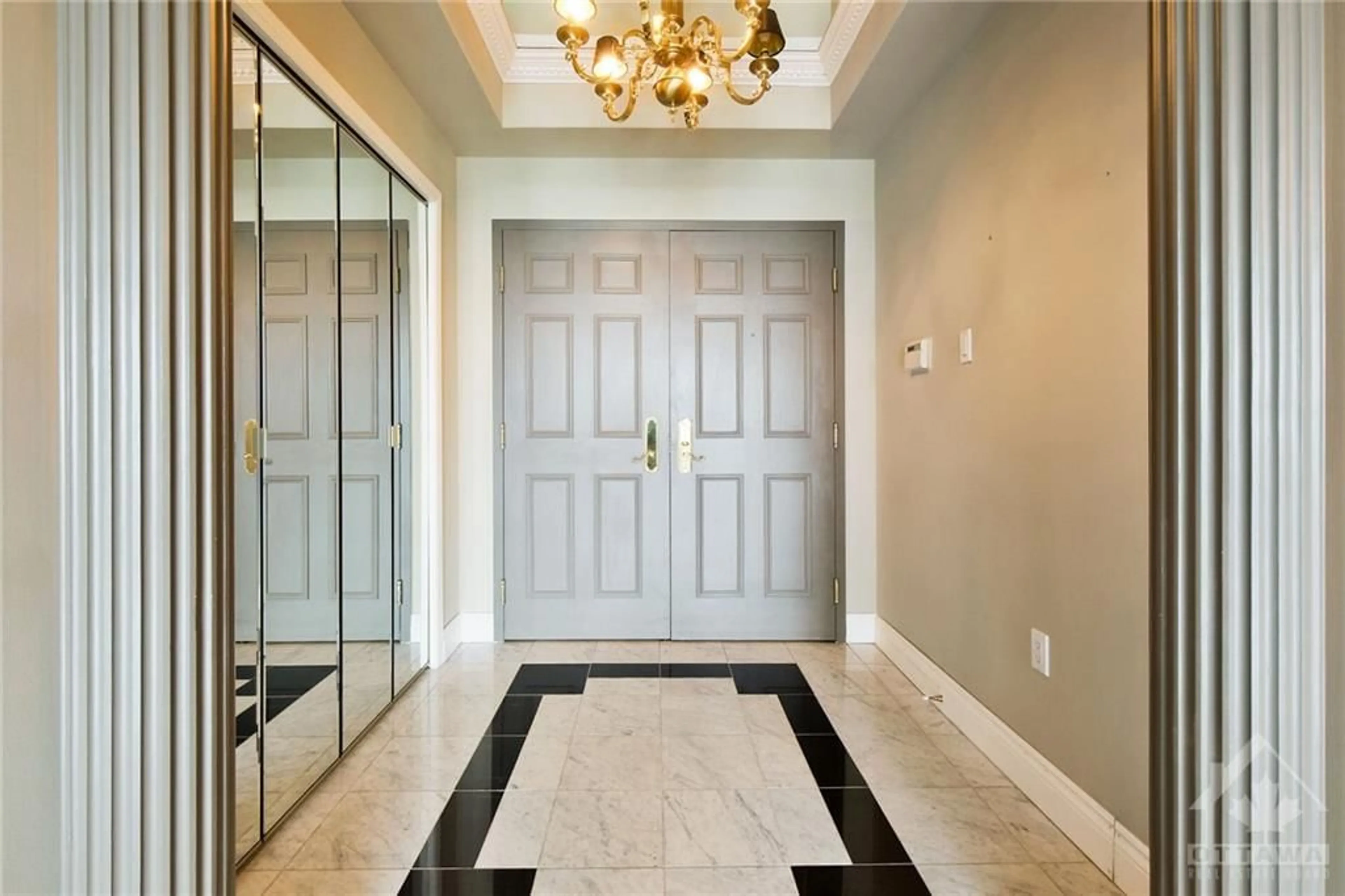 Indoor entryway for 1480 RIVERSIDE Dr #1407, Ottawa Ontario K1G 5H2