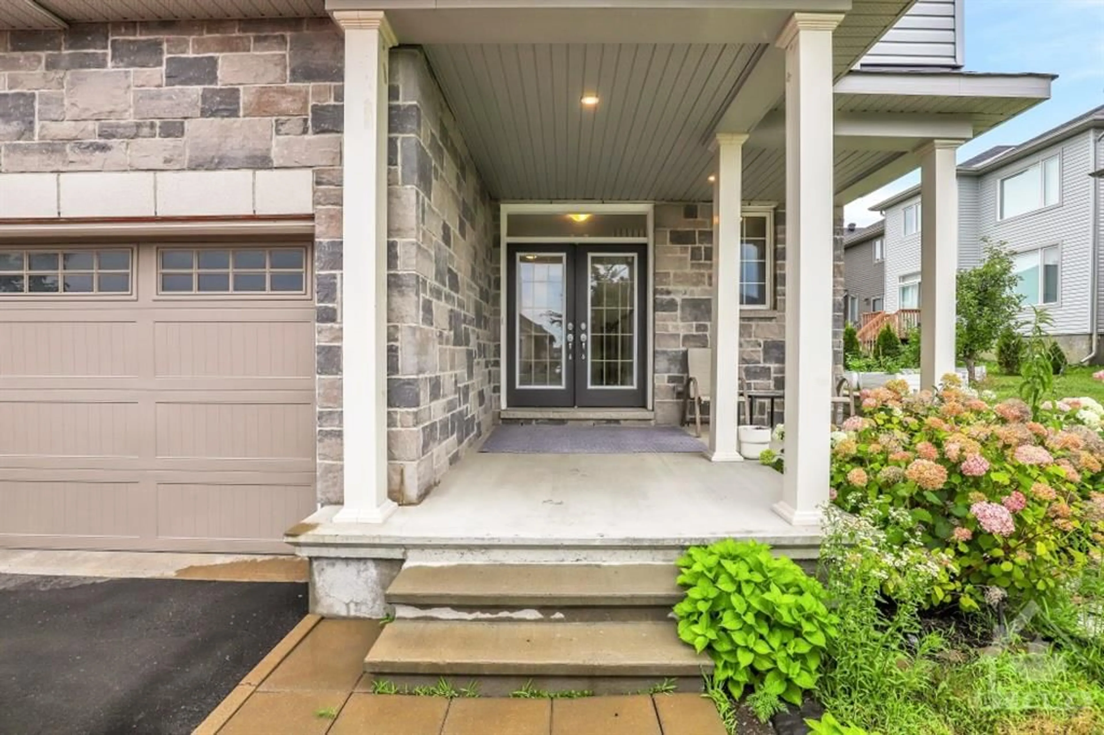 Indoor entryway for 4527 KELLY FARM Dr, Ottawa Ontario K1X 0E7