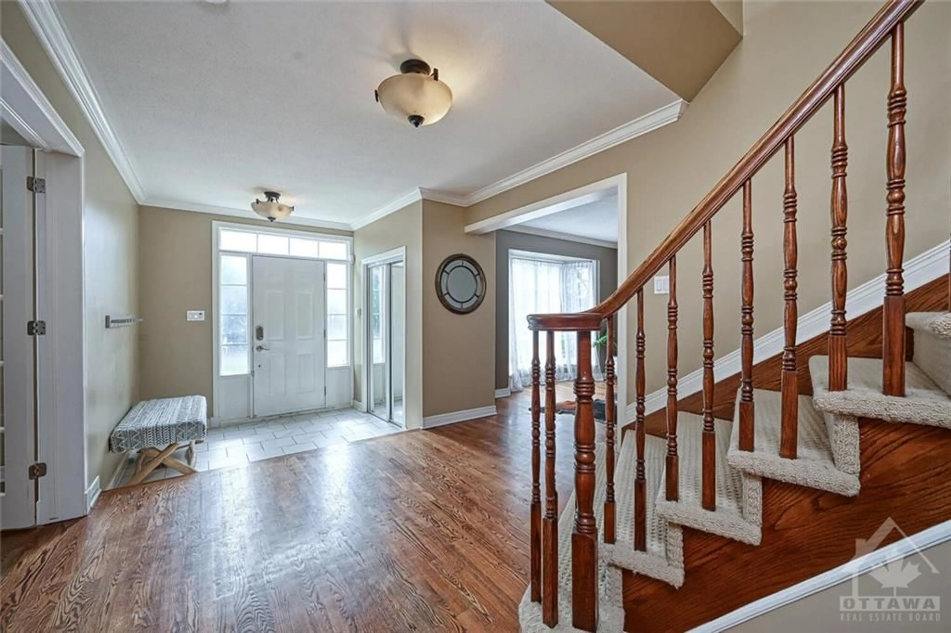 Indoor entryway, wood floors for 4318 TOTEM Dr, Ottawa Ontario K1V 1L6