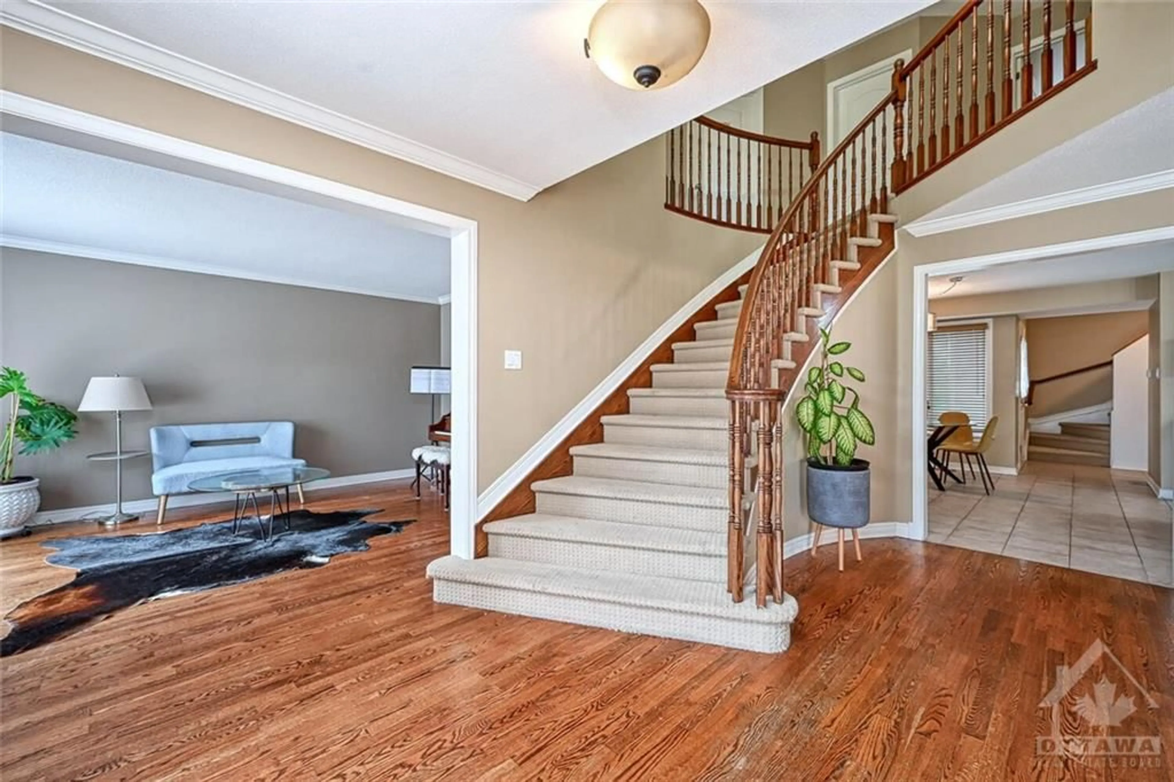 Indoor entryway, wood floors for 4318 TOTEM Dr, Ottawa Ontario K1V 1L6