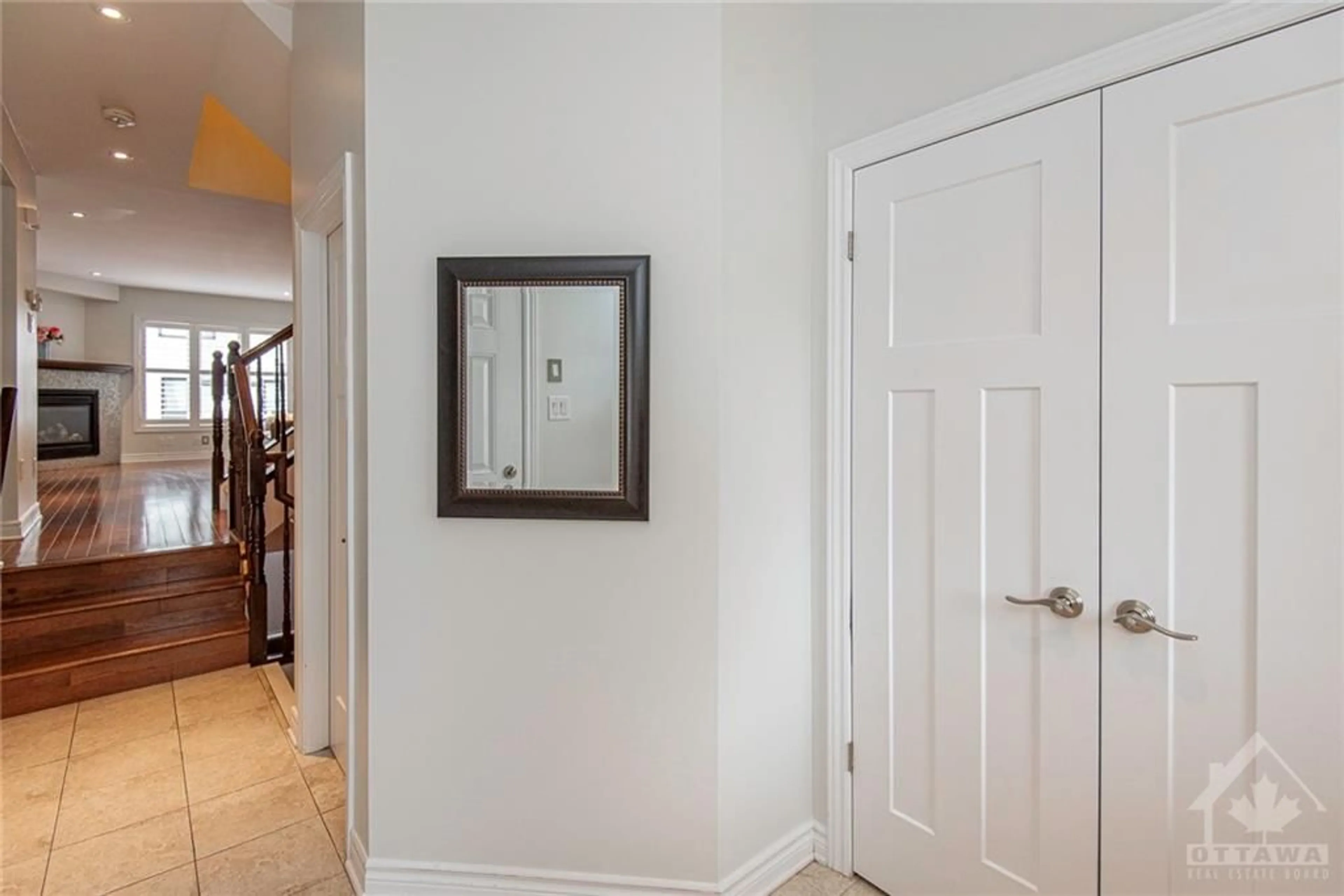 Indoor entryway for 542 LANGELIER Ave, Ottawa Ontario K1W 0E7